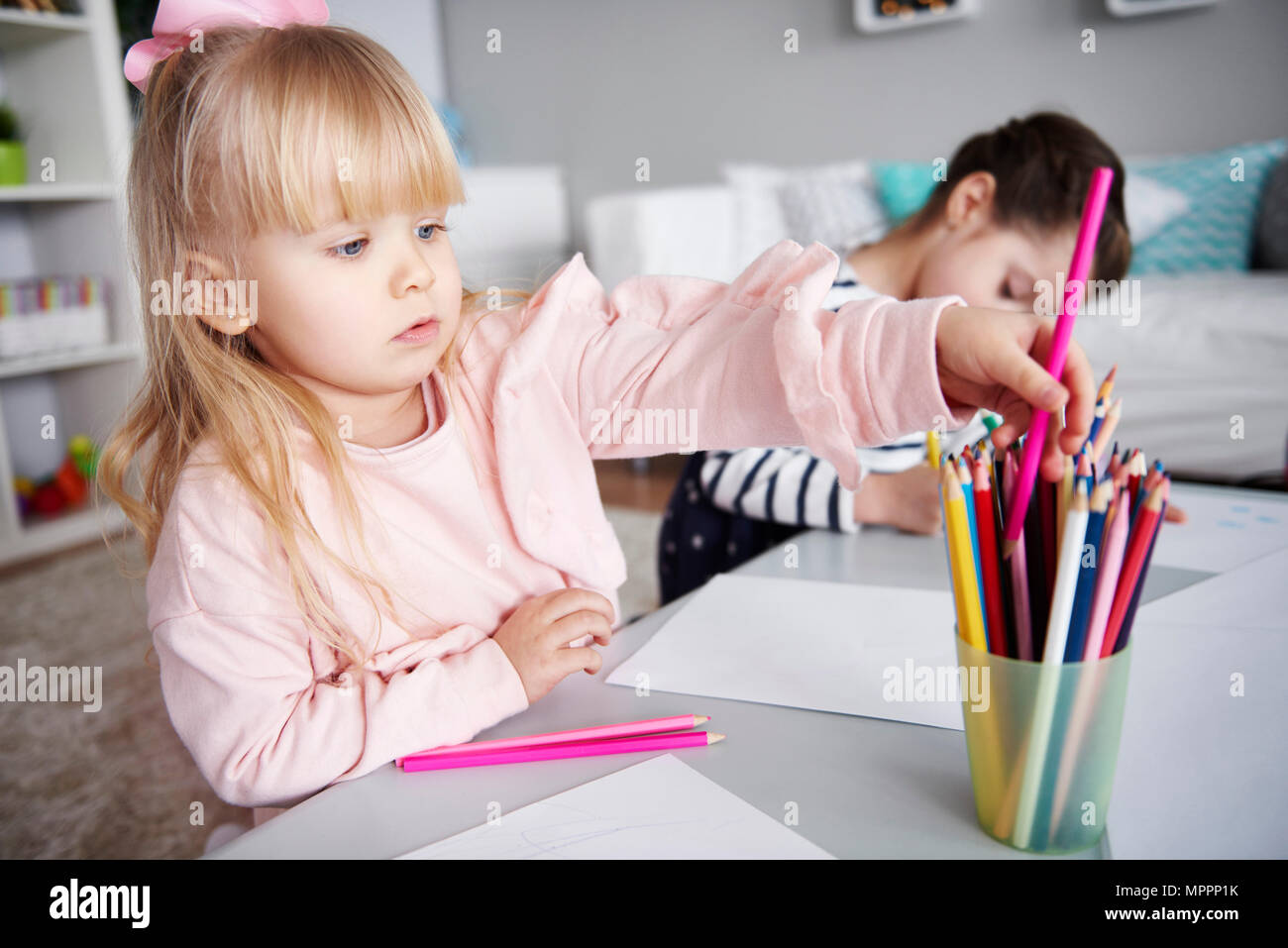 Portrait De Petite Fille Dessin Avec Des Crayons De Couleur