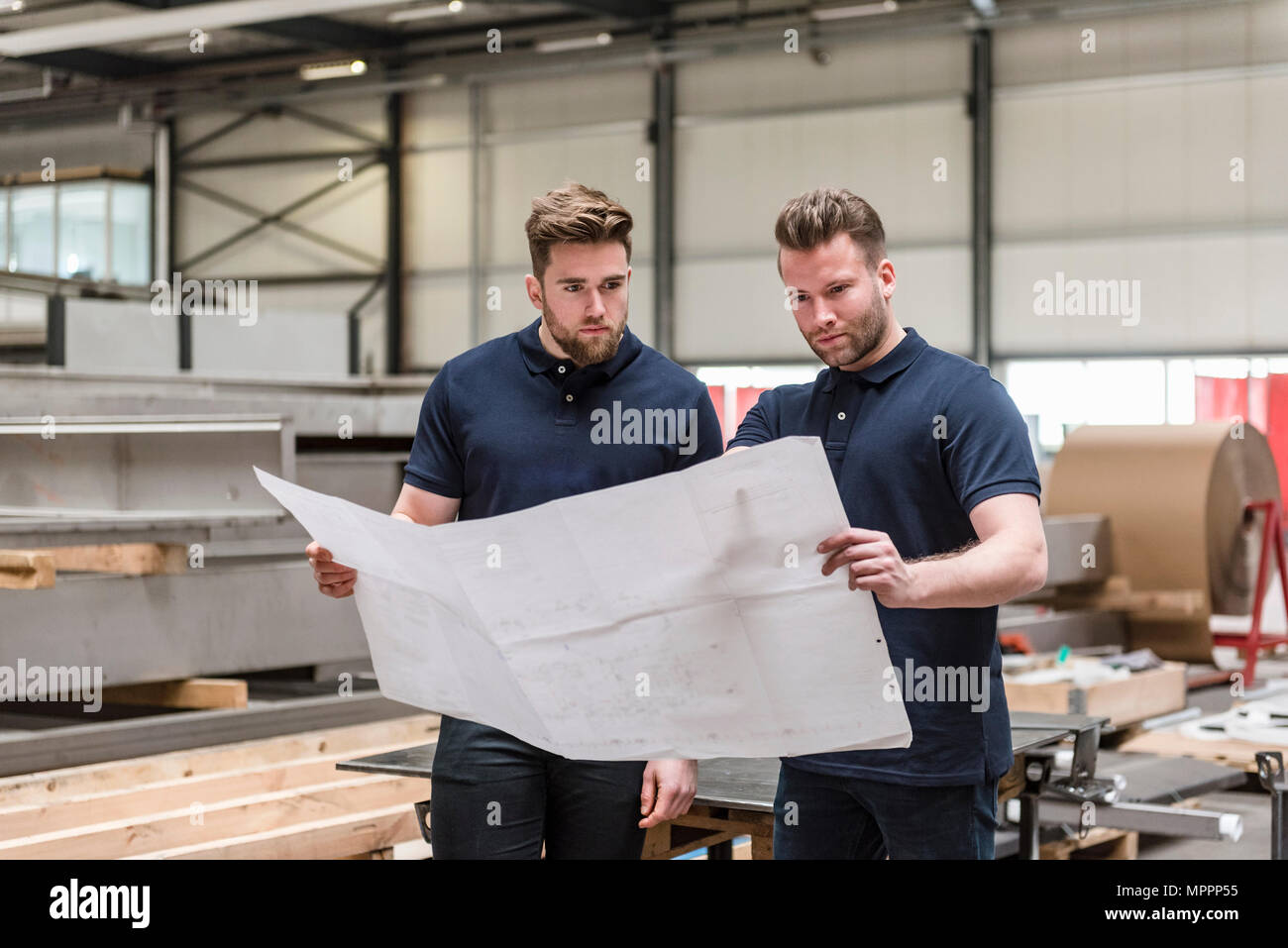Deux hommes à la recherche d'usine de plan à Banque D'Images