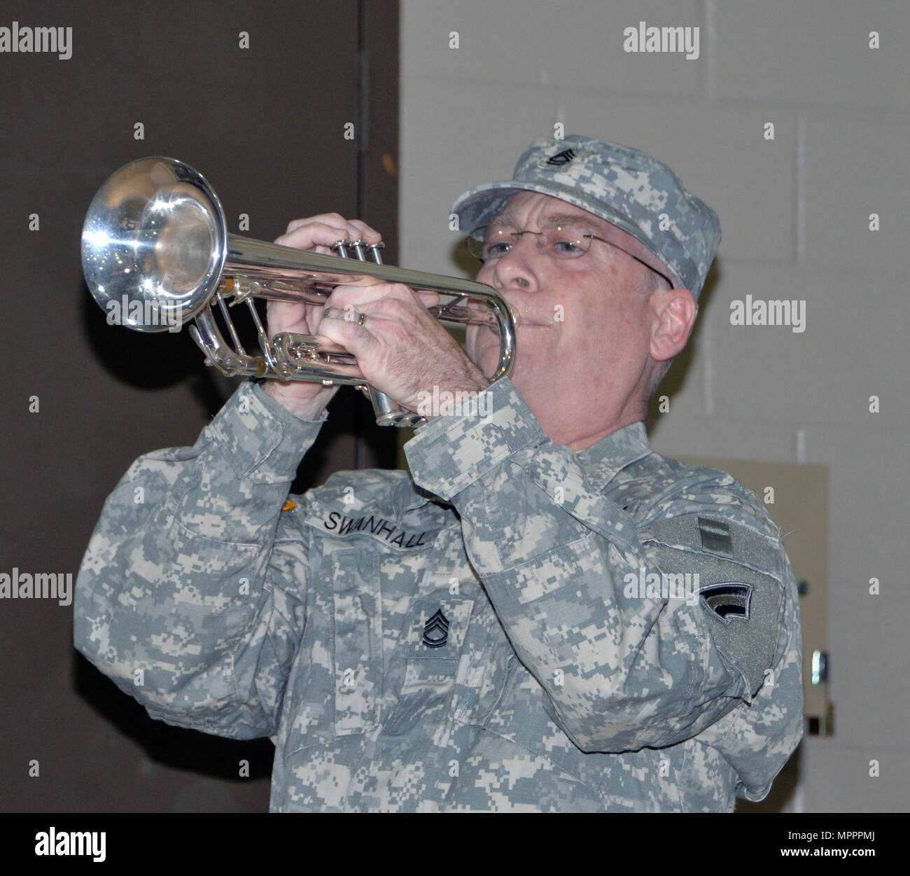 LATHAM, NY -- Le Sgt. 1re classe Brian Swanhall de la 42e Division d'infanterie, robinets Band joue au cours d'une Première Guerre mondiale à la cérémonie du centenaire du New York State Division de l'administration centrale des affaires militaires et navales ici le 6 avril. En plus de souligner le 100e anniversaire de l'entrée des États-Unis dans la Première Guerre mondiale, la cérémonie a également marqué le début de l'État de New York est la première guerre mondiale et les célébrations du centenaire de la Première Guerre mondiale, Doughboy Color Guard de la Garde Nationale de New York la 42e Division d'infanterie. Swanhall est de Cobleskill, N.Y.(U.S. La Garde nationale de l'armée photo par le Sgt. Banque D'Images