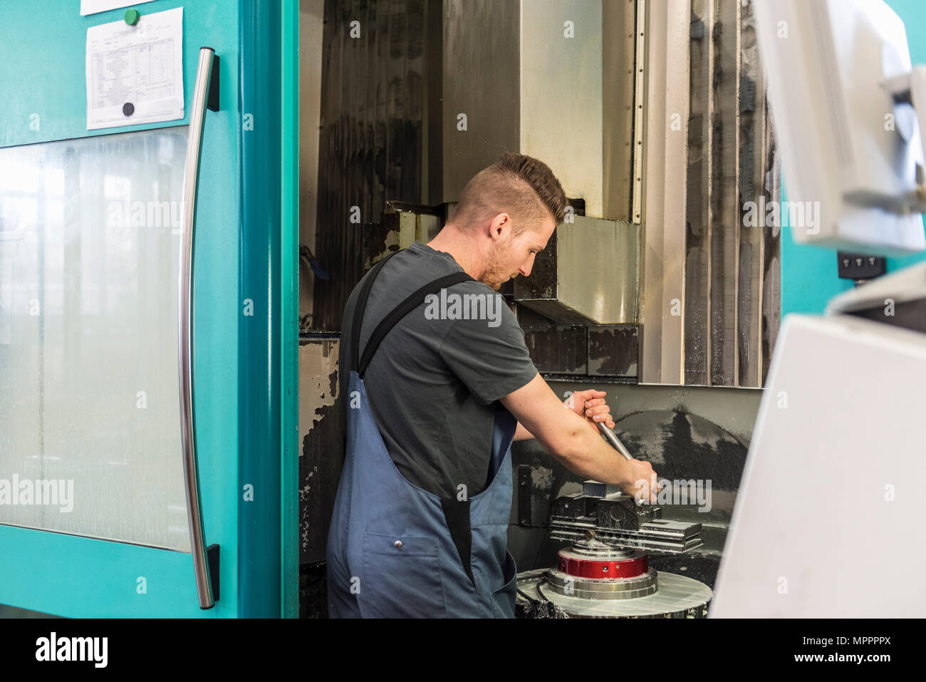 Homme travaillant à la machine en usine Banque D'Images
