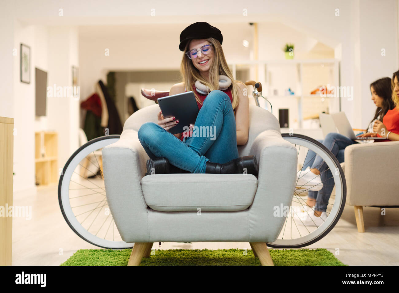 Casual young woman using tablet en espace de coworking Banque D'Images