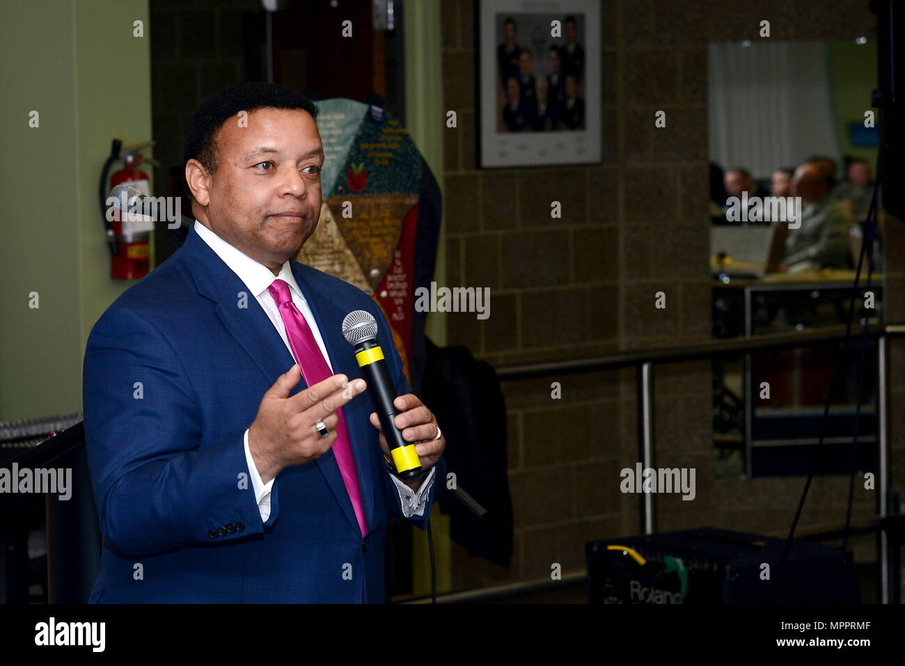 Kelly Wright, pasteur et le présentateur de nouvelles de Fox News Channel, parle aux aviateurs affecté à la 105e Escadre de transport aérien et d'autres durant la prière d'un petit déjeuner organisé par la 105e Airlift Wing's Bureau de l'aumônier au Stewart Air National Guard Base, New York le 31 mars 2017. Wright, un ancien combattant de l'armée, intervient sur une variété de sujets et ont chanté des chants gospel. Banque D'Images