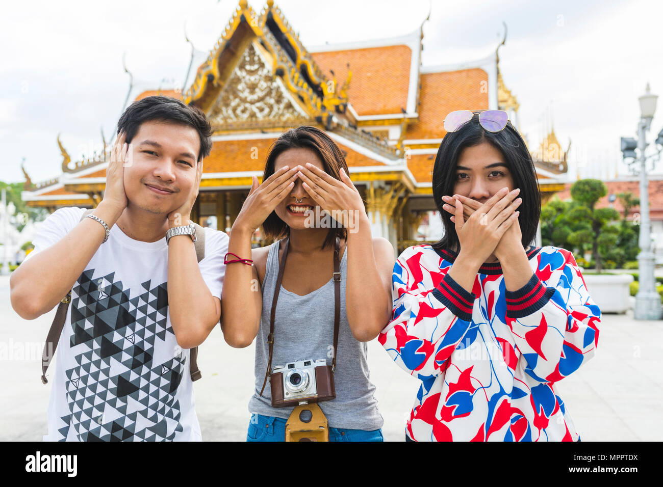 Thaïlande, Bangkok, trois amis s'amusant Banque D'Images