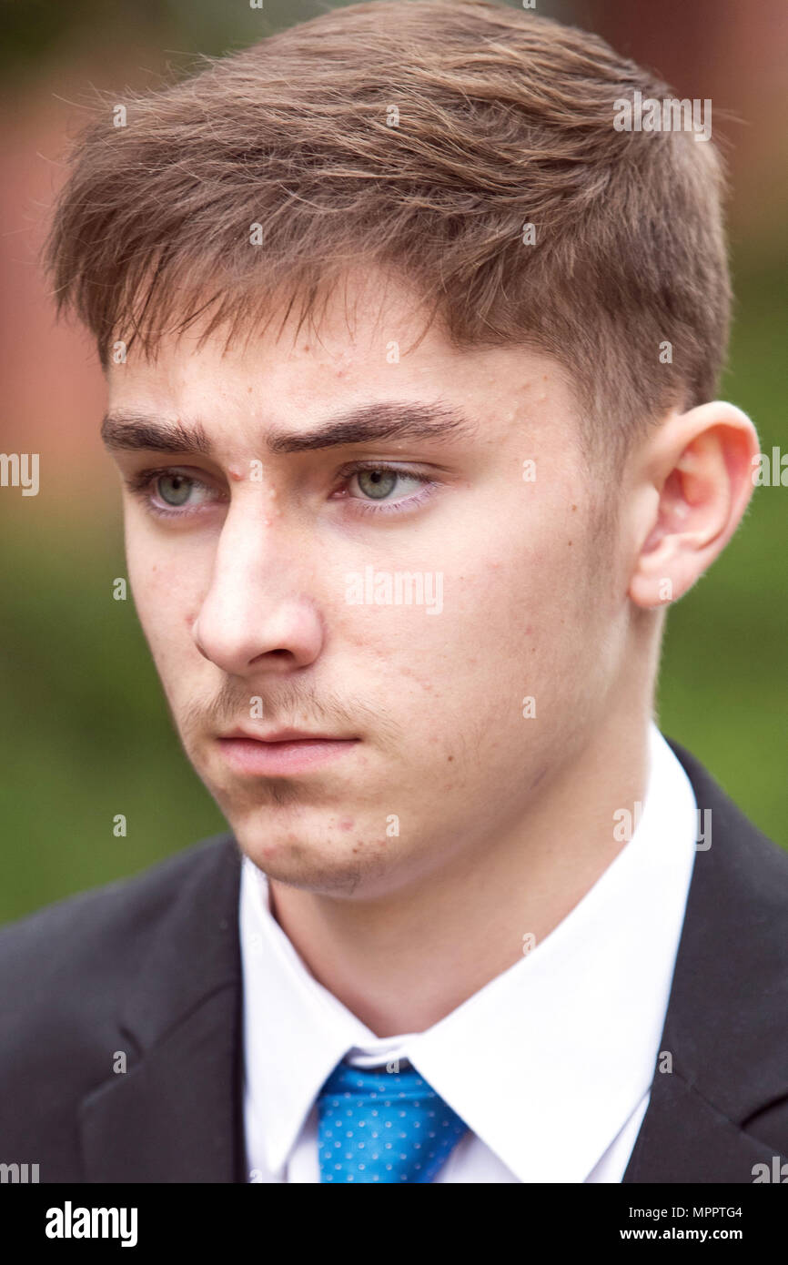 Tivnan, 19 étudiants Joe quitte Nottingham Magistrates' Court, où il a plaidé coupable d'harcèlement aggravé par des motifs raciaux ou religieux après des séquences capturées au chant raciste des résidences à l'Université de Nottingham Trent. Banque D'Images
