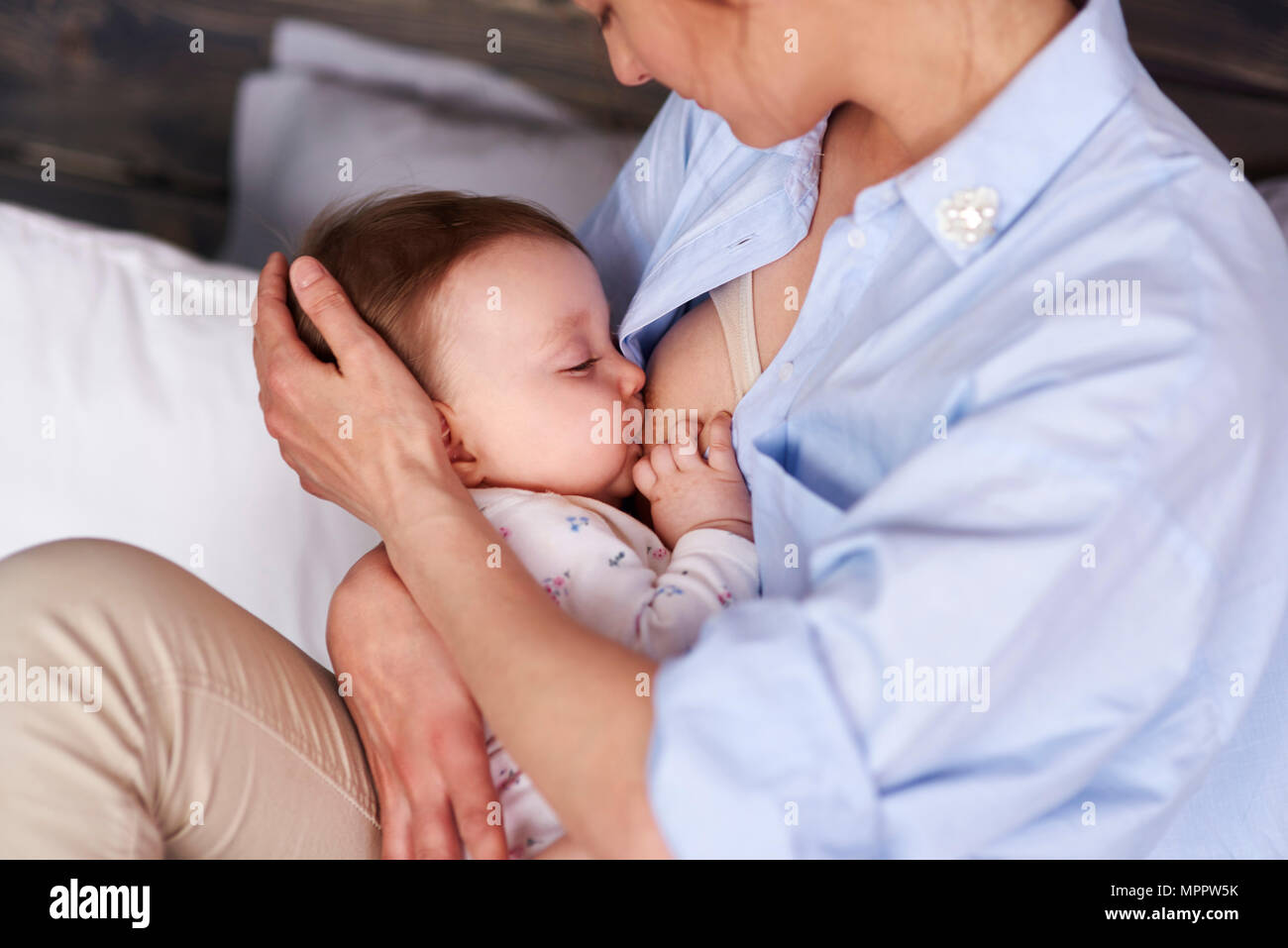 Mère d'allaiter son bébé Banque D'Images