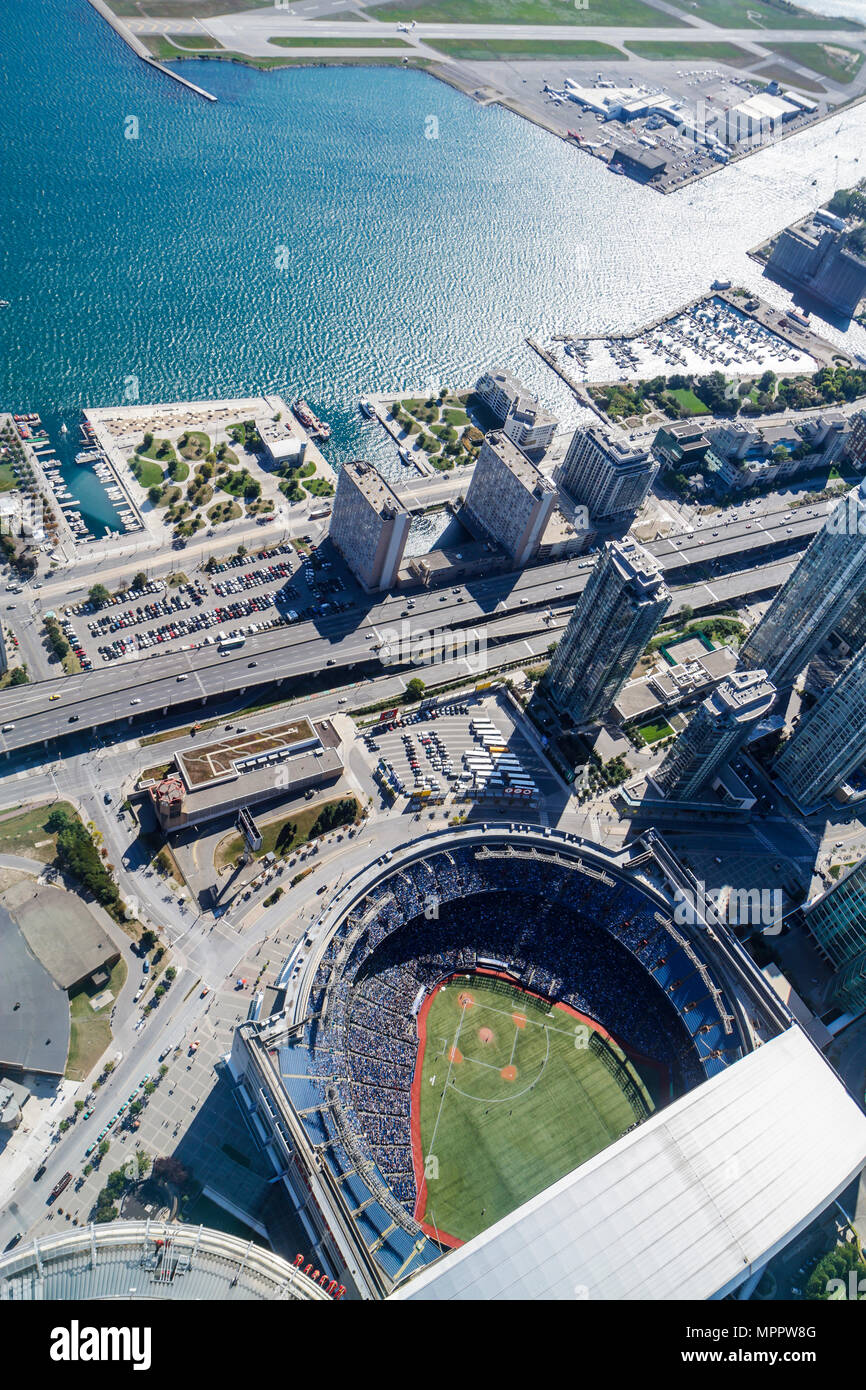 Canada Toronto Cn Tour Sky Pod Vue Sur La Fenetre Centre Rogers Blue Jays Major League Baseball Team Game Day Stadium Port De Lake Ontario Photo Stock Alamy