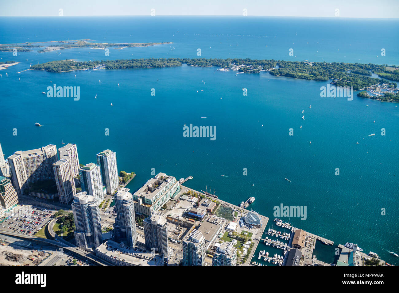 Toronto Canada, Tour CN, Sky Pod, vue sur la fenêtre sud, lac Ontario, île de Toronto, îles, port, port, port, front de mer, gratte-ciel gratte-ciel Banque D'Images