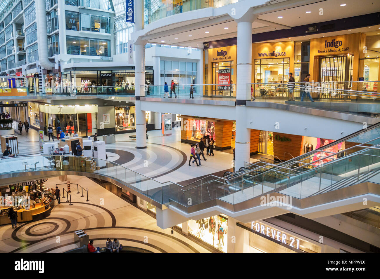 Toronto Canada,Yonge Street,Downtown Yonge,Eaton Centre,centre,shopping shopper shoppers magasins marché marchés achats vente,vente au détail s. Banque D'Images