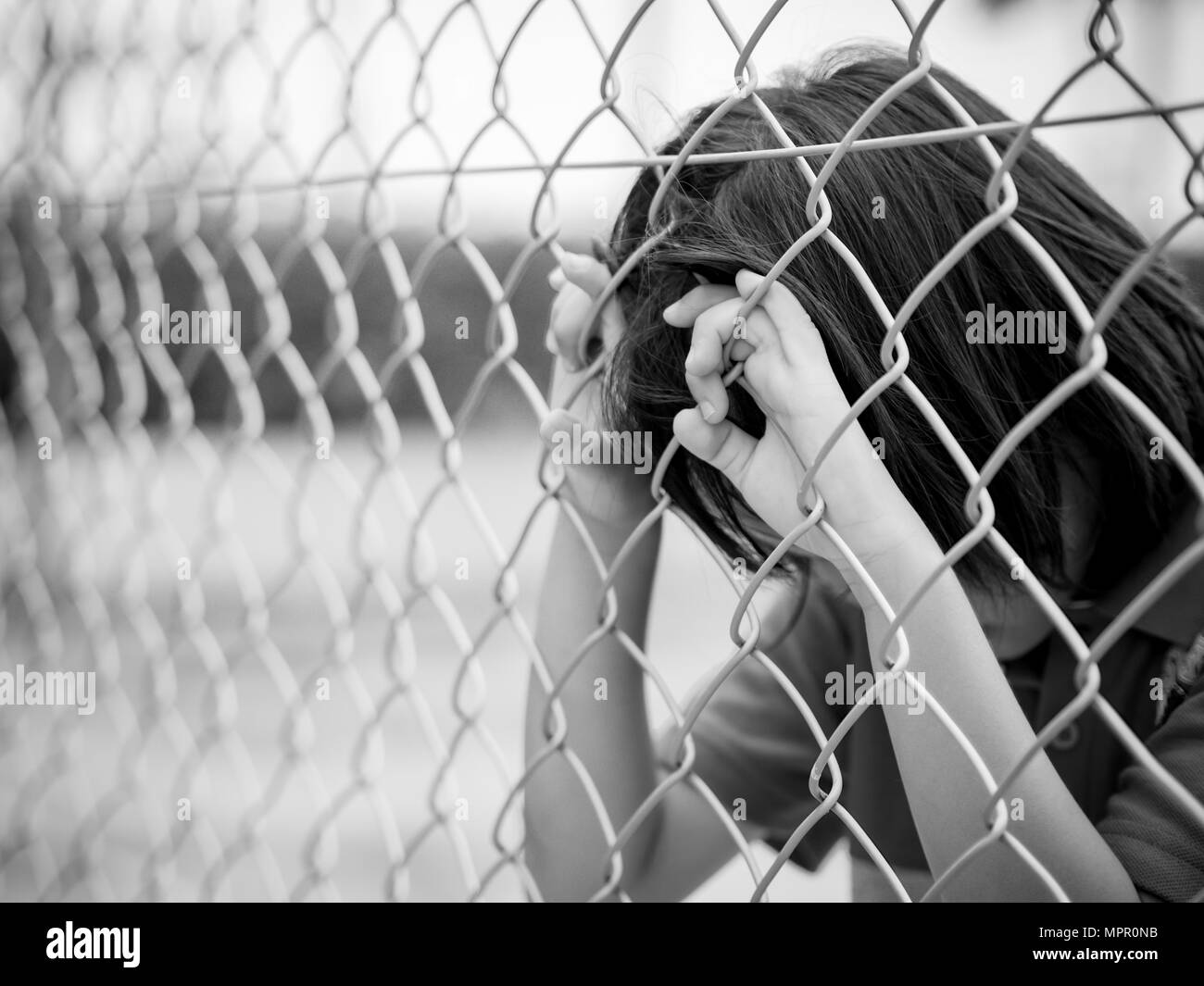 Portrait Noir Et Blanc Triste Garcon Derriere Un Filet Grillage Concept D Emotions Tristesse Chagrin Melancolie Photo Stock Alamy Portrait Noir Et Blanc Triste Garcon Derriere Un Filet Grillage Concept D Emotions Tristesse Chagrin Melancolie Photo Stock Alamy