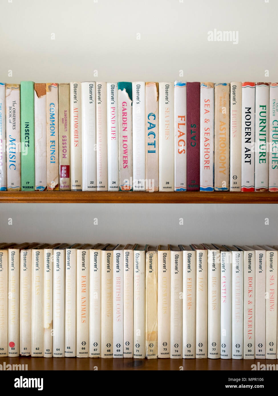 Une grande collection de livres d'observateurs vintage sur une étagère. Les livres de l'observateur ont couvert une variété de sujets, y compris les passe-temps, l'art, l'histoire et la faune. Ils ont été une série de petits livres de poche, publié par Frederick Warne & Co au Royaume-Uni de 1937 à 2003. Banque D'Images