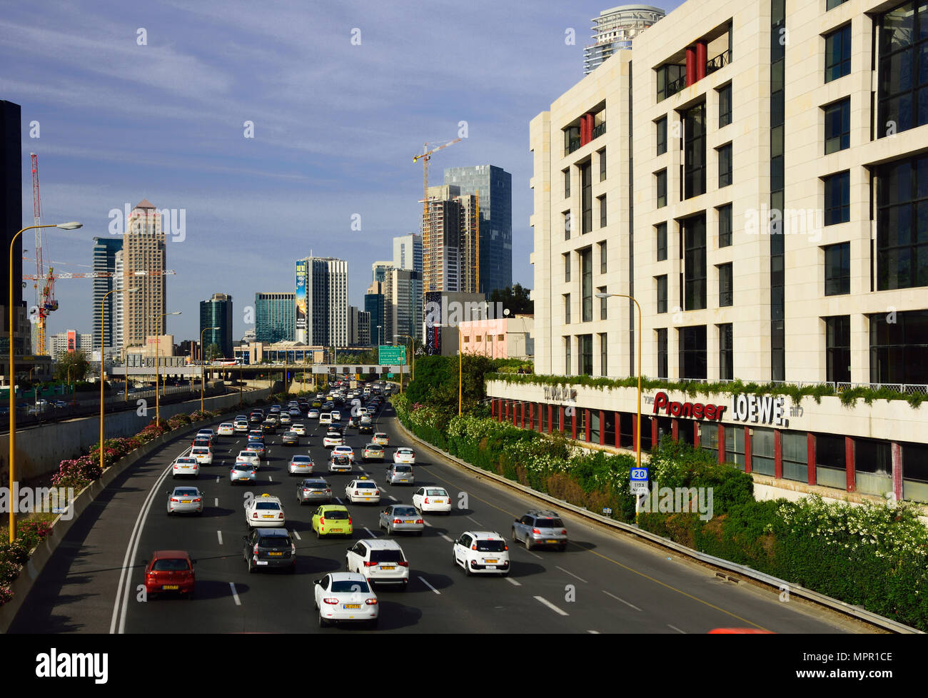 Rues de la région de Tel Aviv moderne avec vue sur l'autoroute Ayalon. Banque D'Images