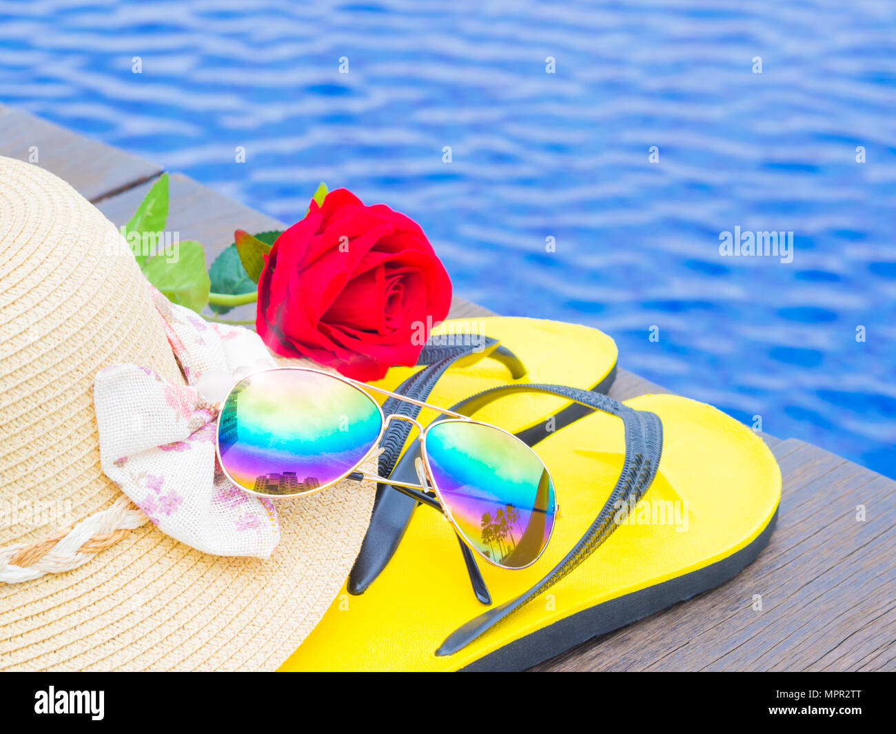 Lunettes de soleil avec des fleurs rose rouge, été hat et des tongs à la  piscine. Vacances et détente, été voyage concept Photo Stock - Alamy