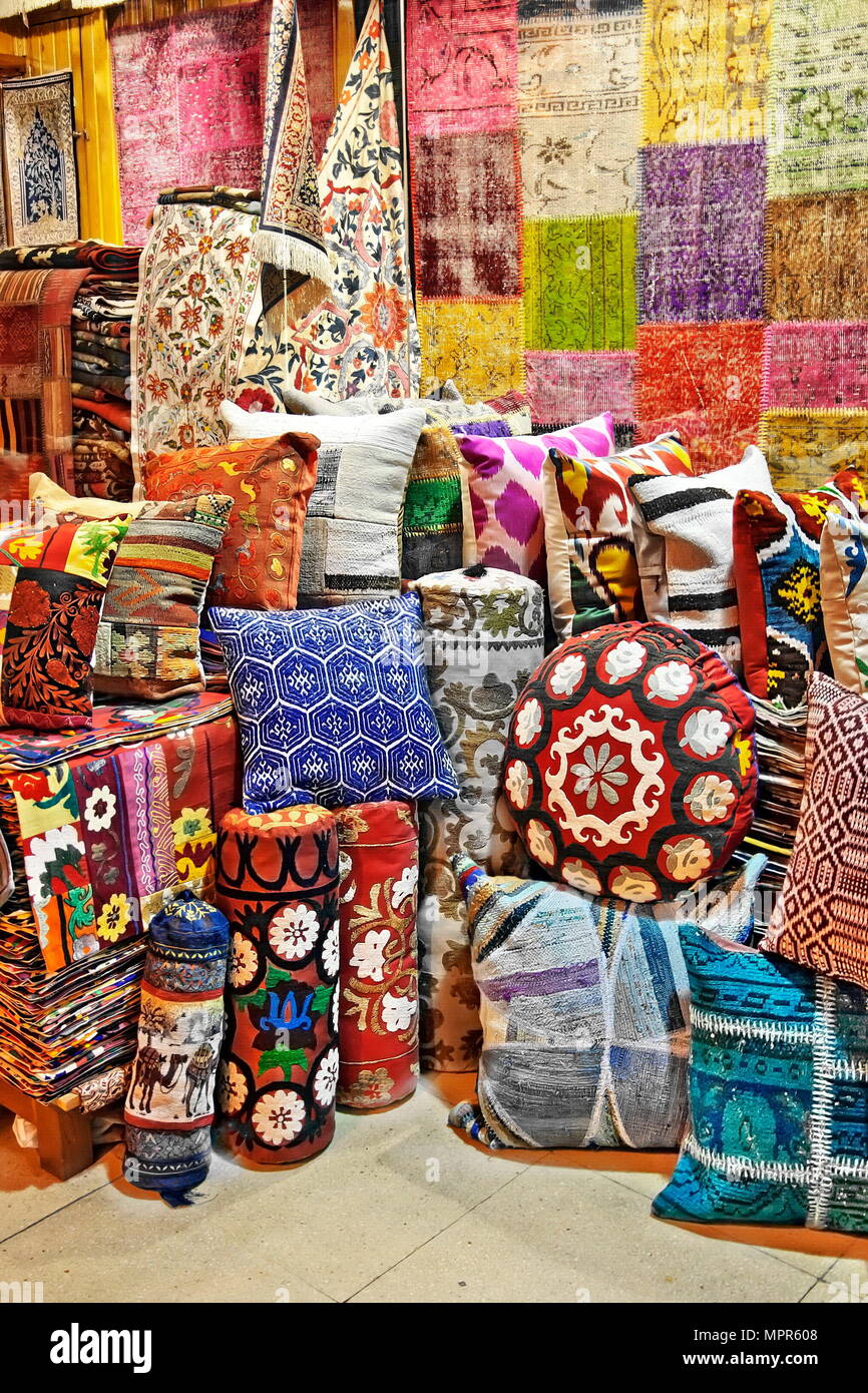 Tapis traditionnels turcs, coussins sur le grand bazar Istanbul Banque D'Images