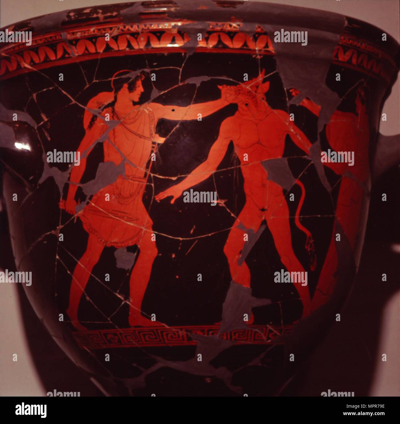 Thésée tue le Minotaure (avec Ariadne présents), peinture, Vase grec Ve siècle av. Artiste : Hermonax. Banque D'Images