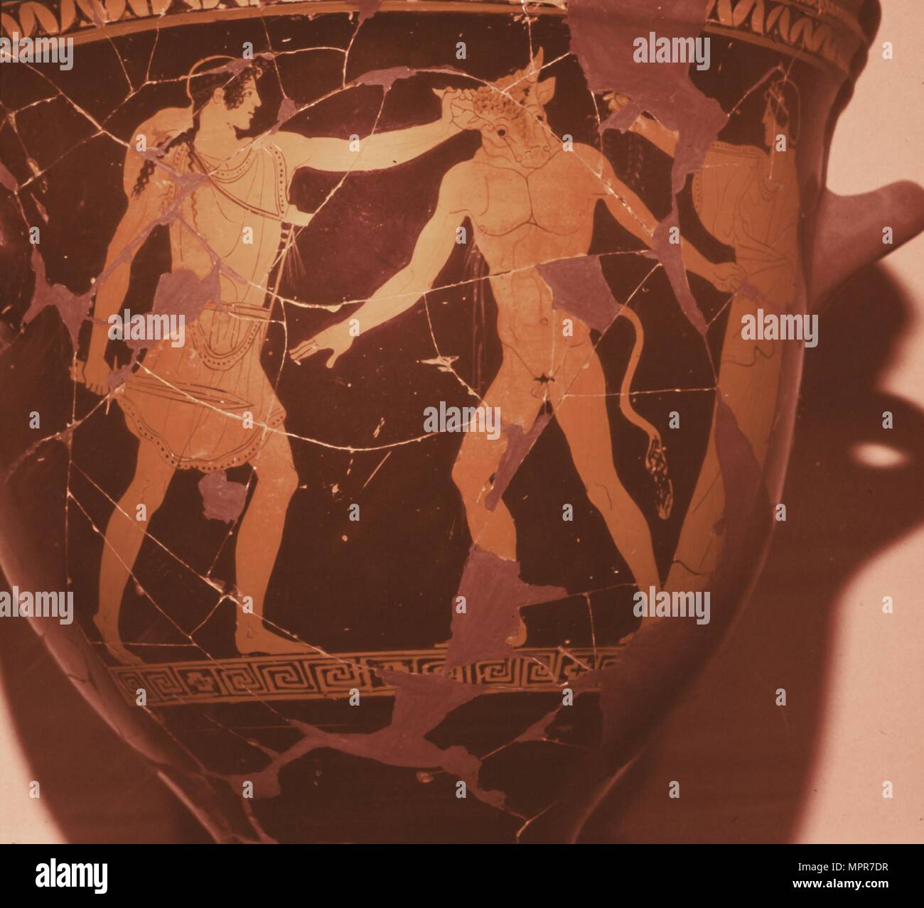 Thésée tue le Minotaure (avec Ariadne présents), peinture, Vase grec Ve siècle av. Artiste : Hermonax. Banque D'Images