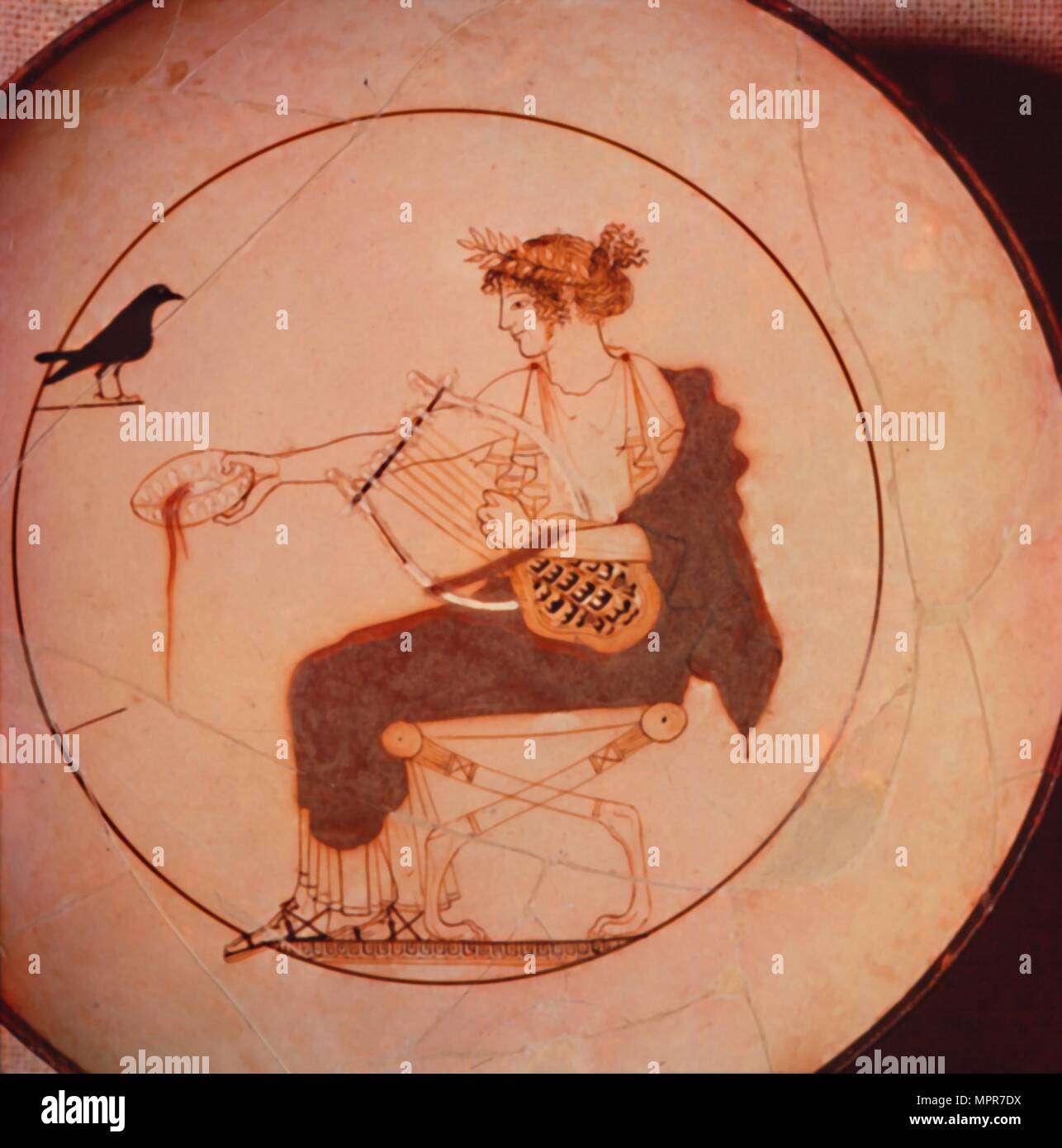 Offrant une libation à Apollo le corbeau, Kylix, 5e siècle avant J.-C.. Banque D'Images