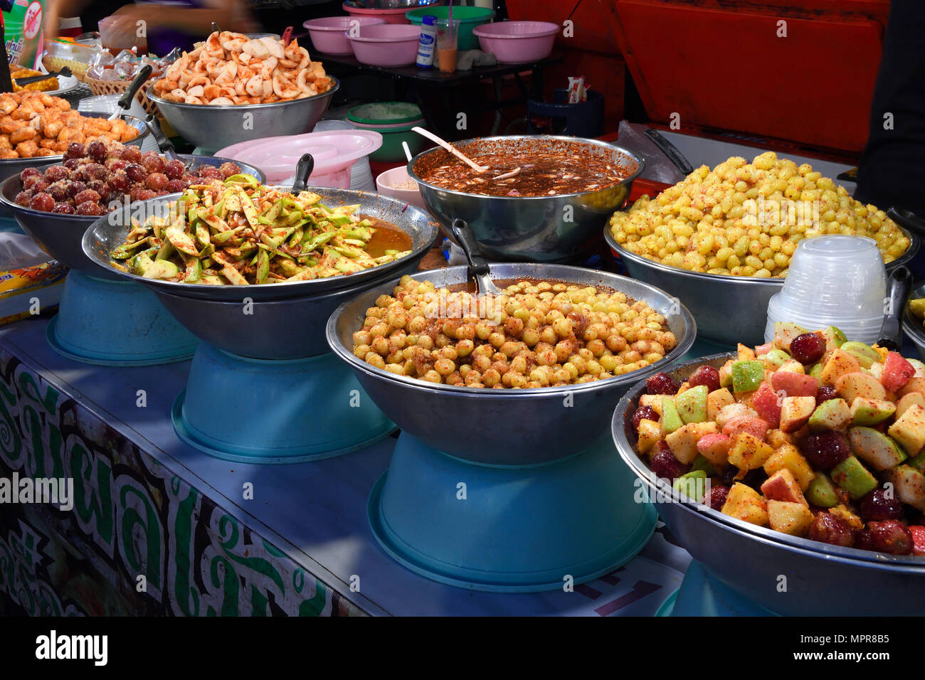 Stand alimentaire avec des plats typiques, Chillva Marché, Phuket, Thaïlande Banque D'Images