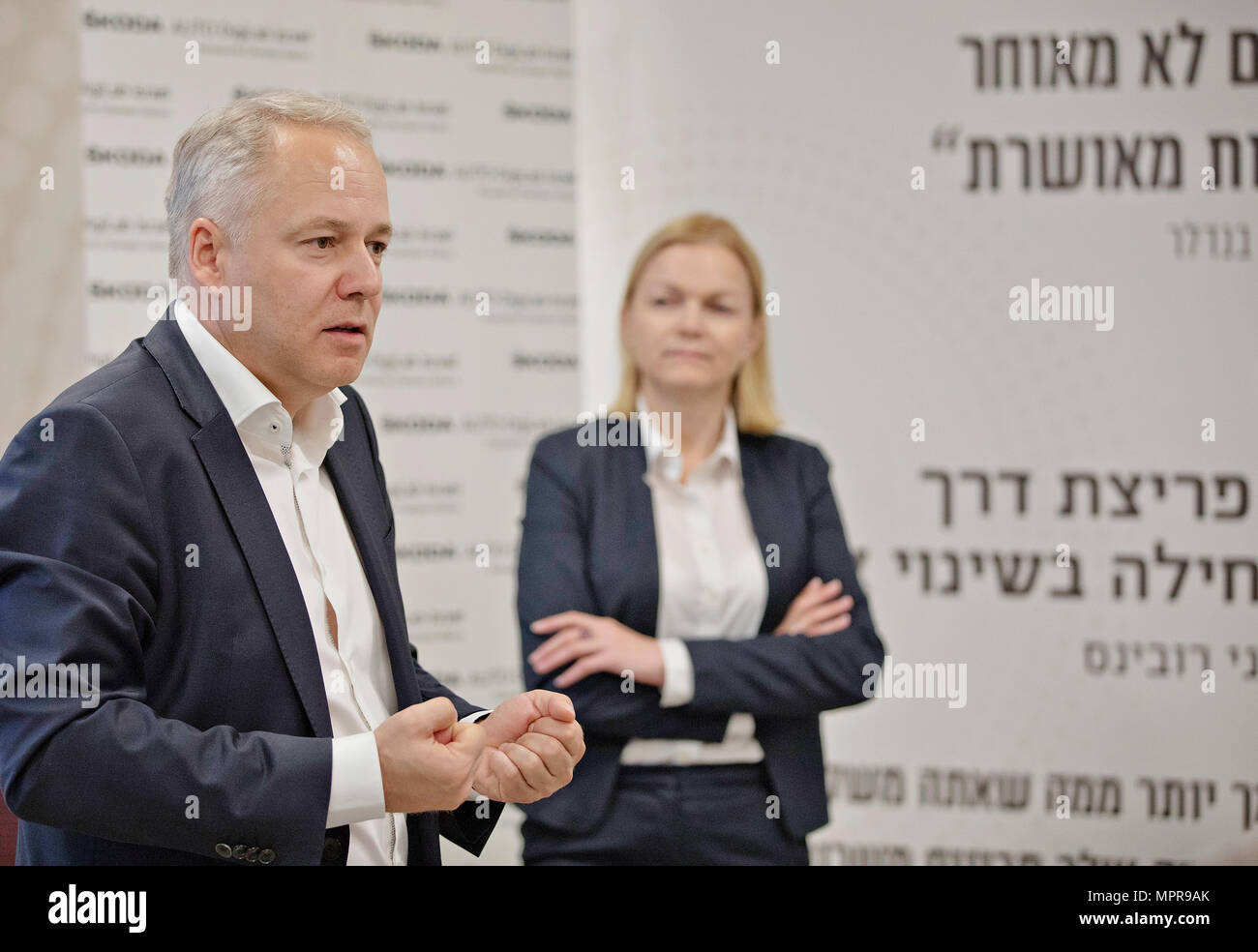 Skoda Auto chef officier numérique Andre Wehner, gauche, et Skoda Auto DigiLab Israël Jarmila CFO Placha assister à une conférence de presse sur Skoda Auto Activités en Israël à Tel Aviv, Israël, le 23 mai 2018. (CTK Photo/Rene Fluger) Banque D'Images