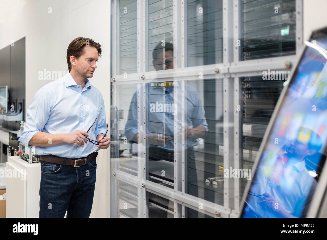 Man machine dans une usine Banque D'Images