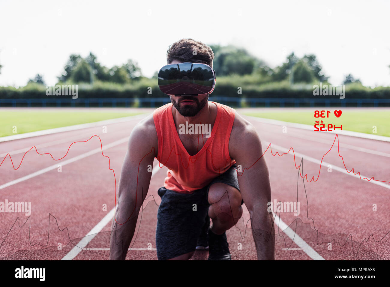 Athlète en position de départ sur la piste en tartan portant des lunettes VR entouré par des données Banque D'Images