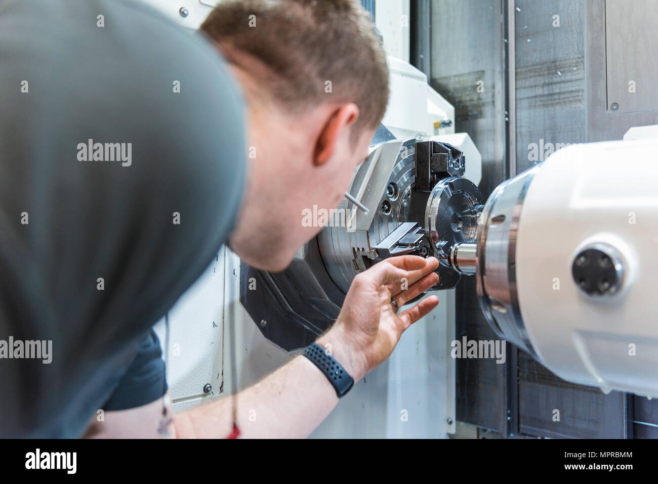 Homme travaillant à la machine en usine Banque D'Images
