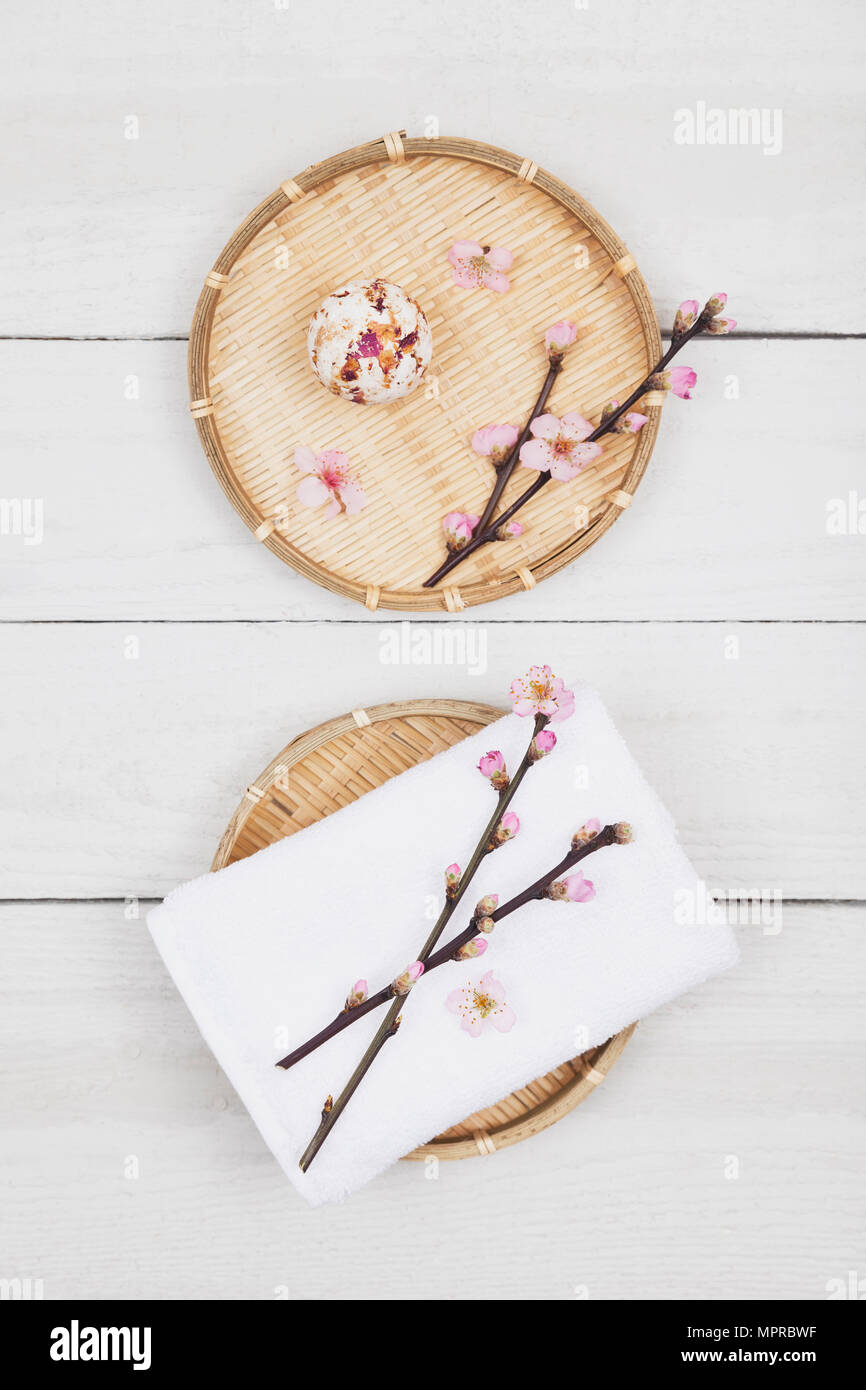 Savon à la fleur de cerisier et de balle sur les plateaux en bambou serviette Banque D'Images