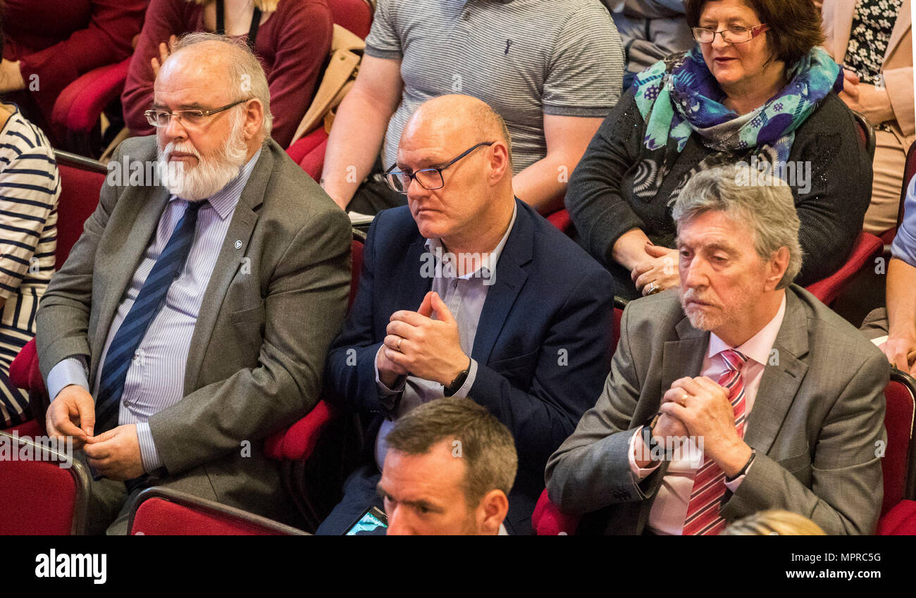 Les membres du Sinn Fein (de gauche à droite), Francie Molloy, Paul Maskey et Mickey Brady MP, chef syndical assister à la conférence de Jeremy Corbyn à Queen's University de Belfast. Banque D'Images