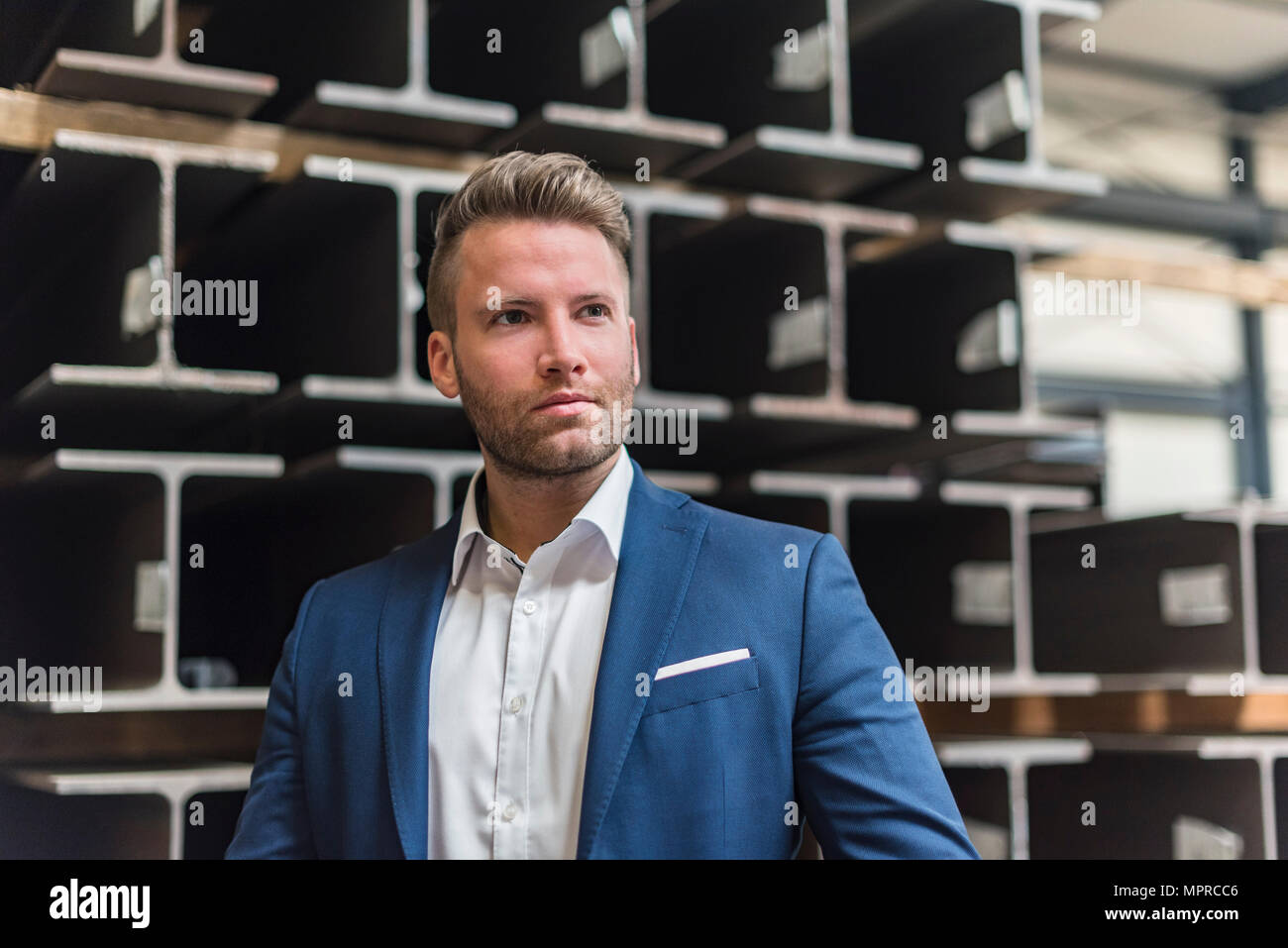 Portrait of businessman sur magasin d'usine à plancher autour de Banque D'Images