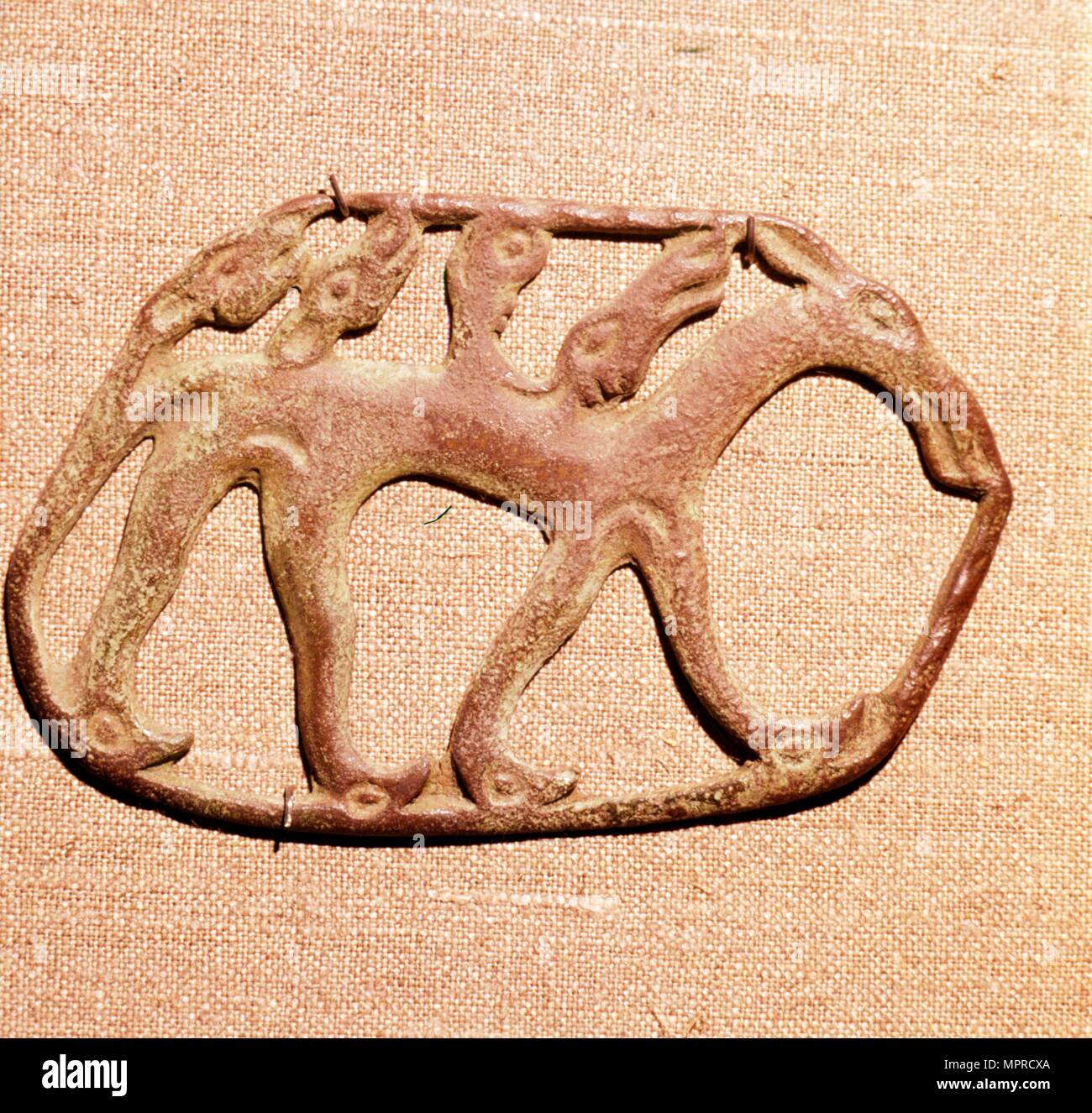 Plaque de bronze, les tribus de la rivière Kama Image Mircaulous de Wilde bête, 3e siècle av 8e siècle. Artiste : Inconnu. Banque D'Images