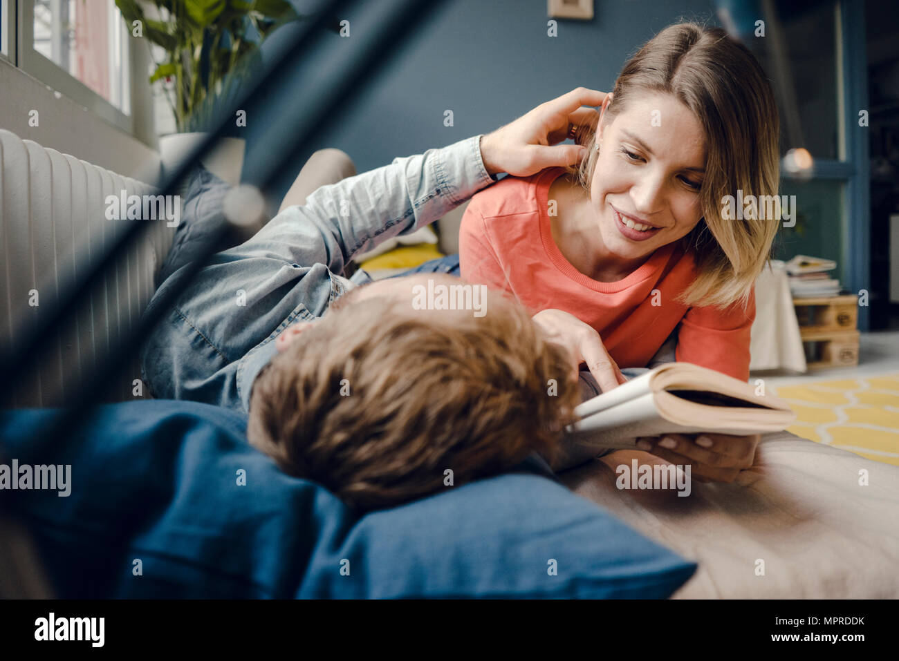 Heureux couple reading et de câlins à la maison Banque D'Images