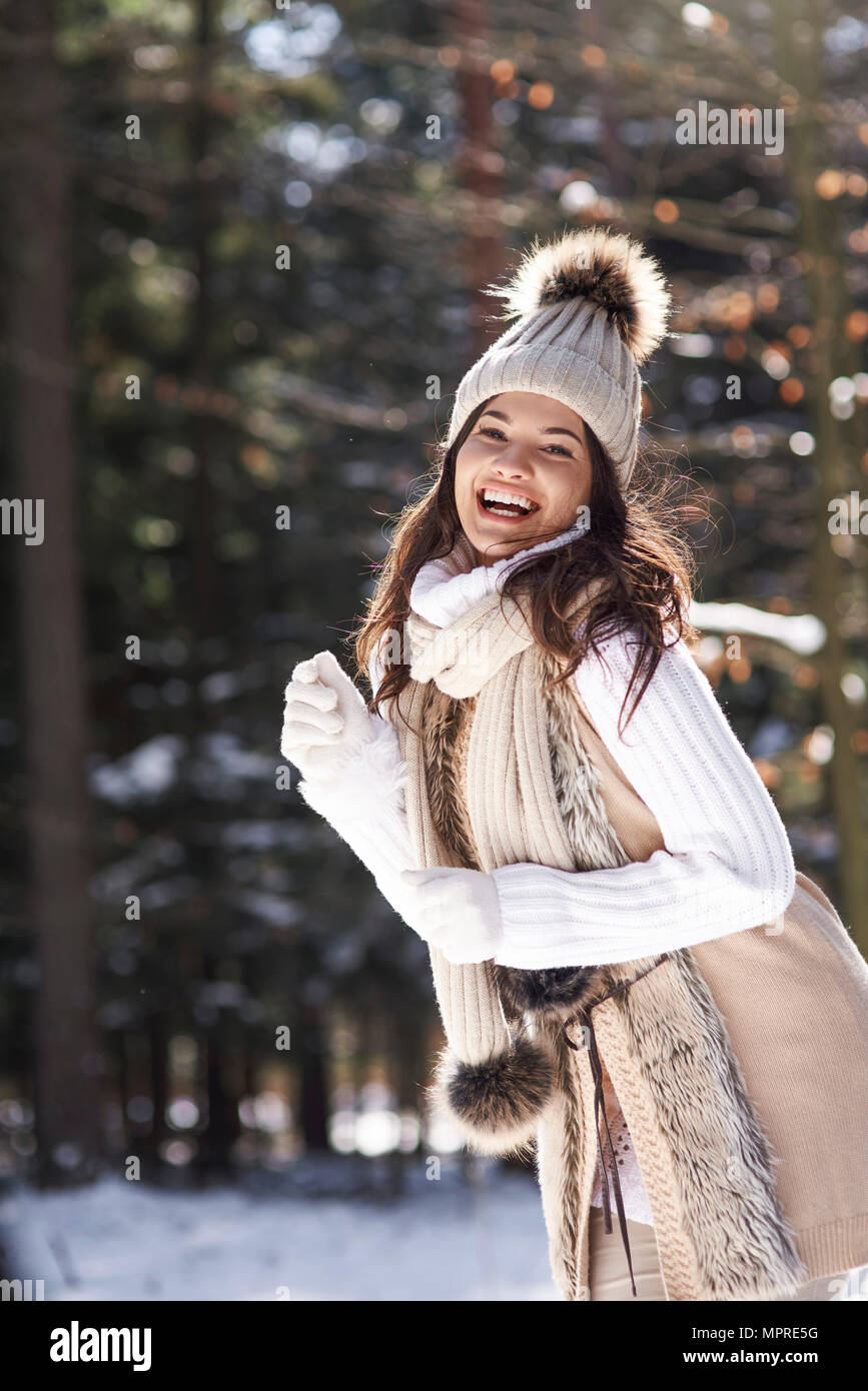 Portrait de jeune femme à la mode dans la forêt d'hiver Banque D'Images