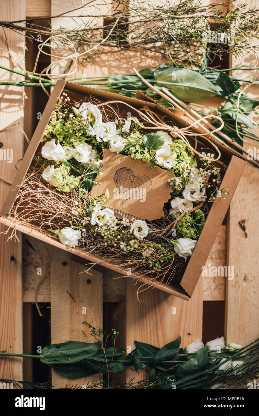 Arrangement de fleurs en boîte carton Banque D'Images