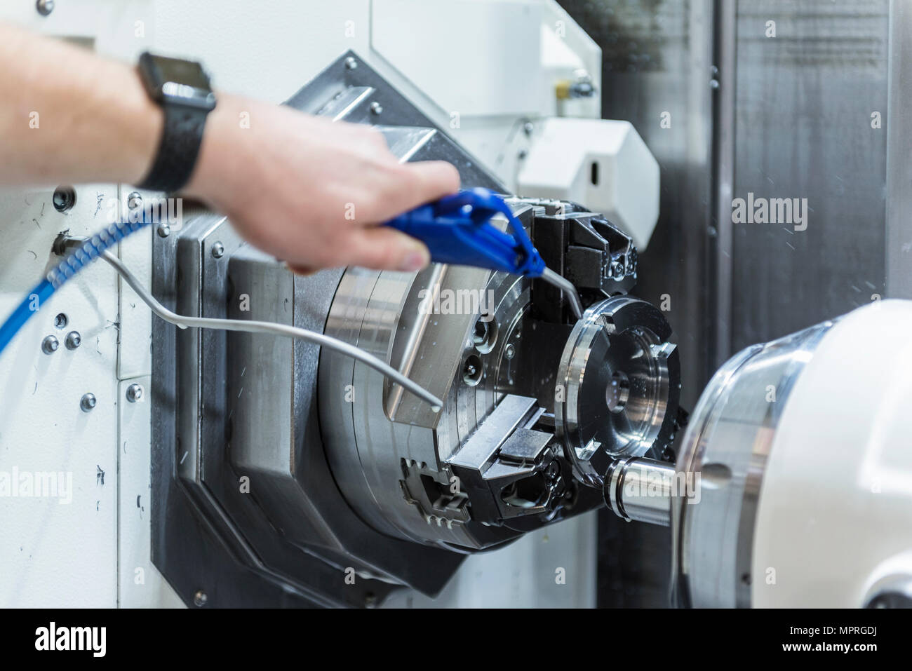 Close-up de l'homme travaillant à la machine en usine Banque D'Images
