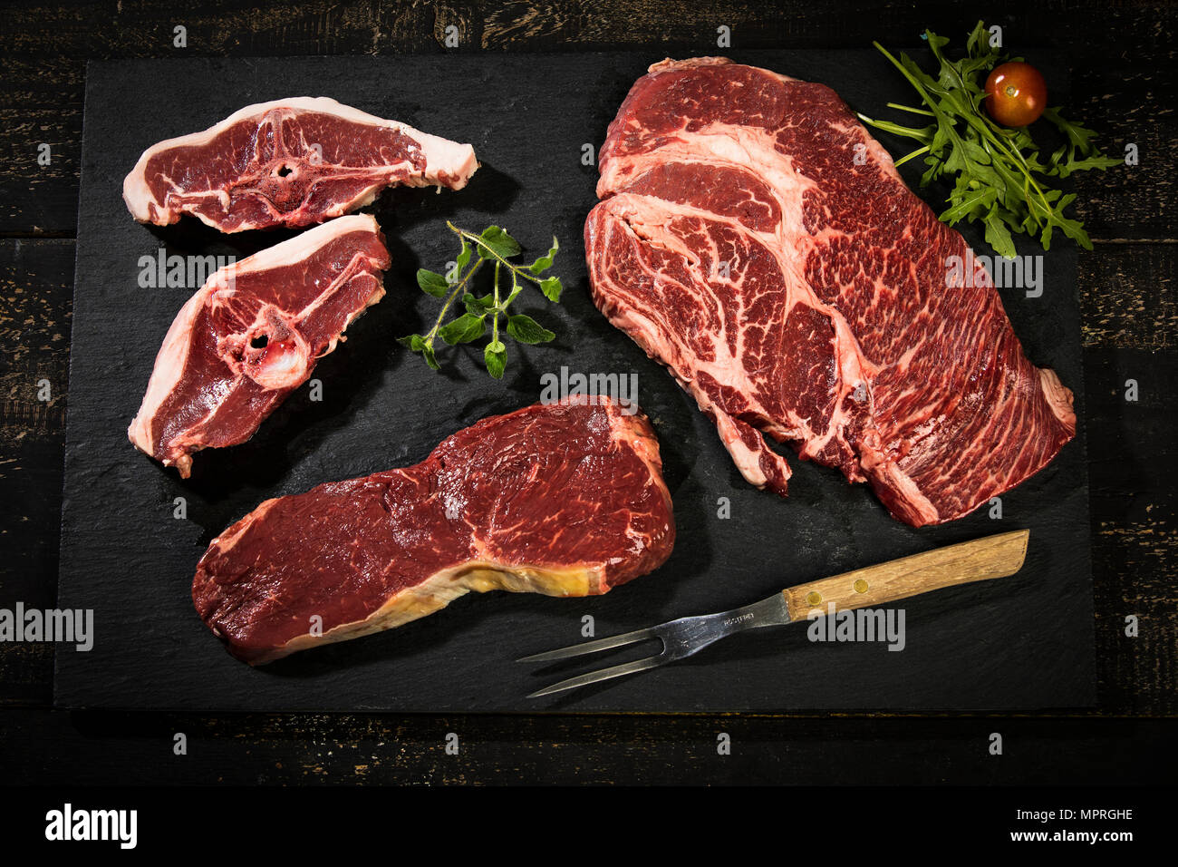 La viande crue, rosbif , american chuck eye steaks et côtelettes d'agneau Banque D'Images