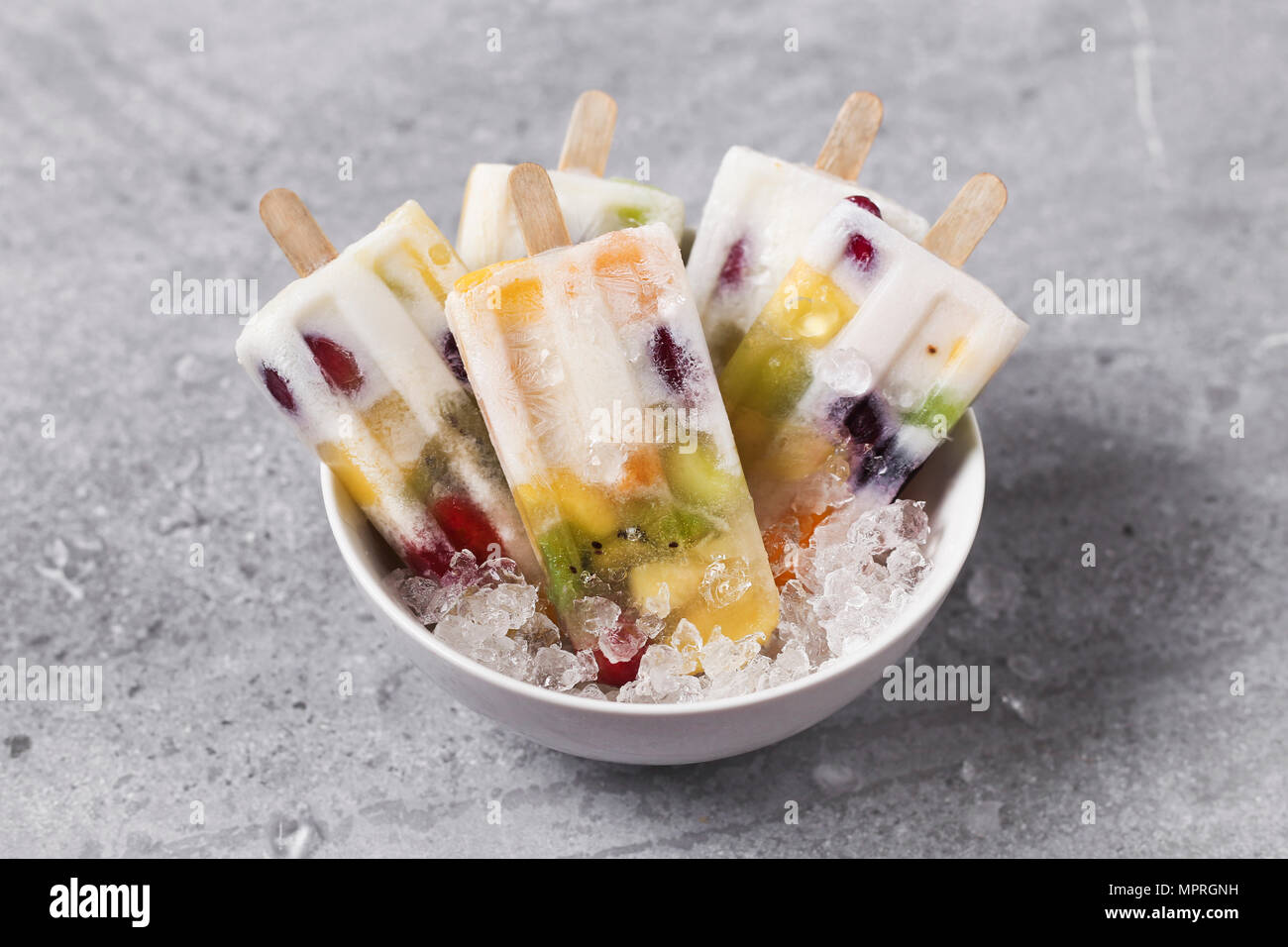 Fruits et yaourts faits maison sucettes glacées sur du marbre Banque D'Images