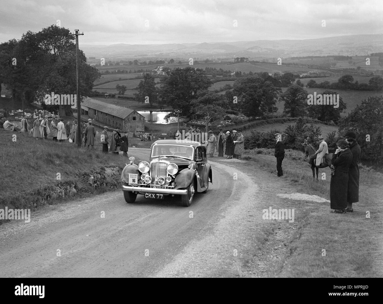 Jaguar SS saloon de DS Part en compétition dans le sud du Pays de Galles Auto Club Welsh Rally, 1937 Artiste : Bill Brunell. Banque D'Images