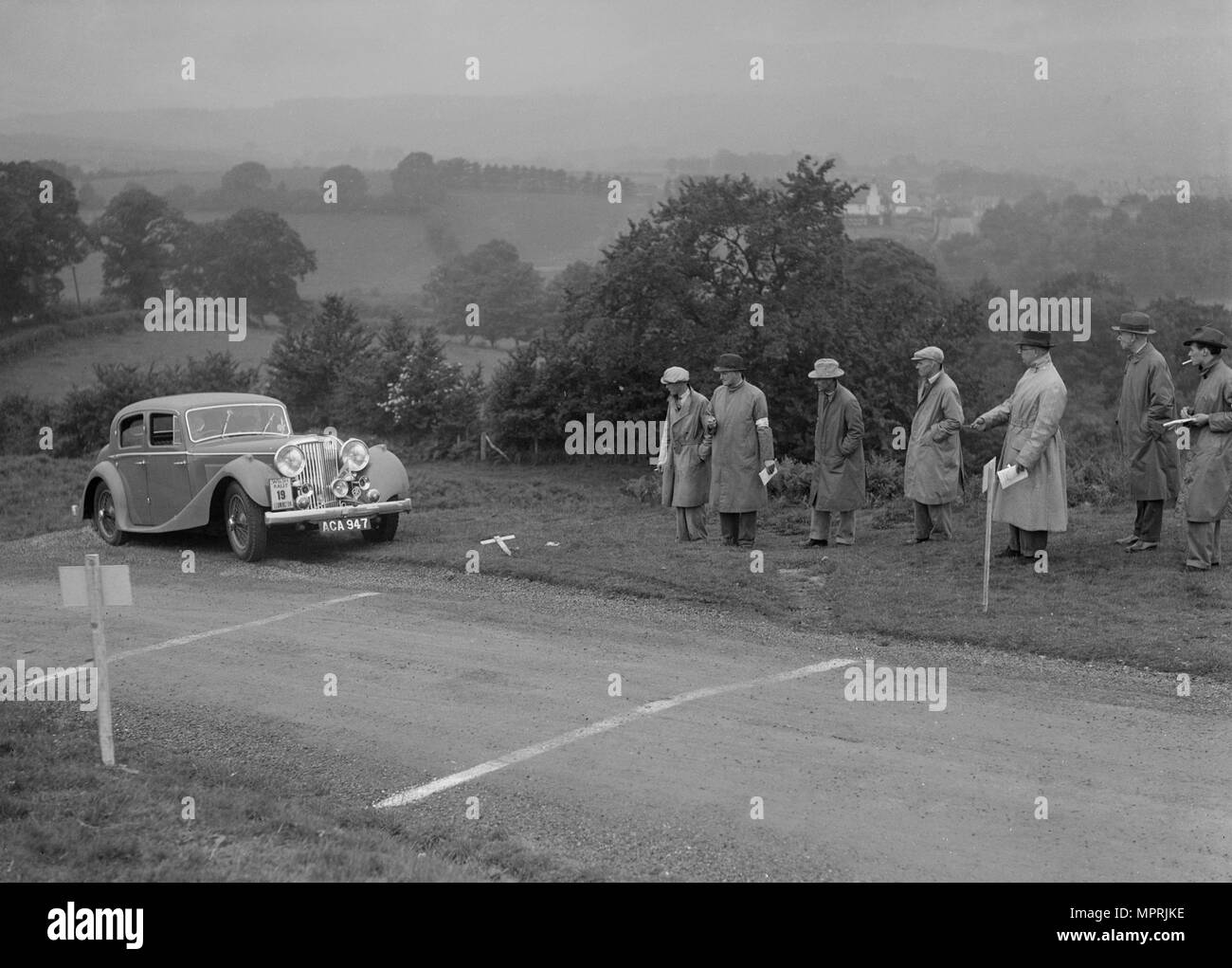 Jaguar SS saloon de BA Hickman concurrentes dans les galles du Sud Auto Club Welsh Rally, 1937 Artiste : Bill Brunell. Banque D'Images