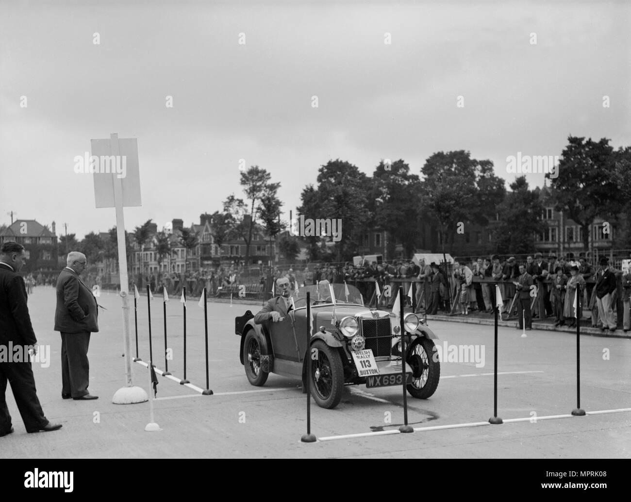 MG M type de KG s'installer dans le sud du Pays de Galles en compétition Auto Club Welsh Rally, 1937 Artiste : Bill Brunell. Banque D'Images