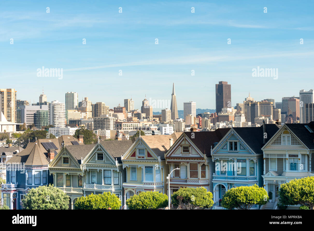 États-unis, Californie, San Francisco, belles dames, maisons victoriennes à Alamo Square et San Francisco Skyline avec Transamerica Pyramid Banque D'Images