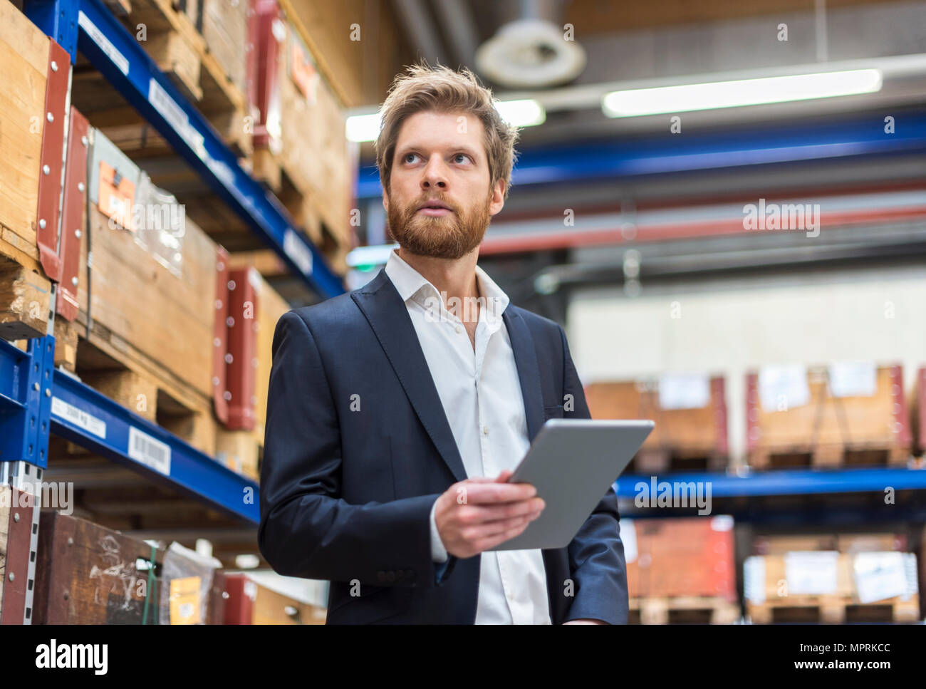 Businessman with tablet en usine cellier à autour de Banque D'Images
