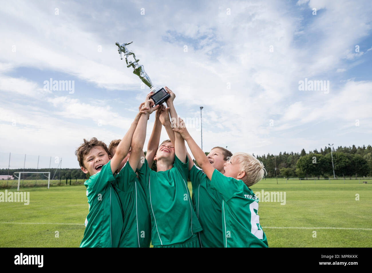 Les jeunes joueurs de football de la coupe d'encouragement Banque D'Images