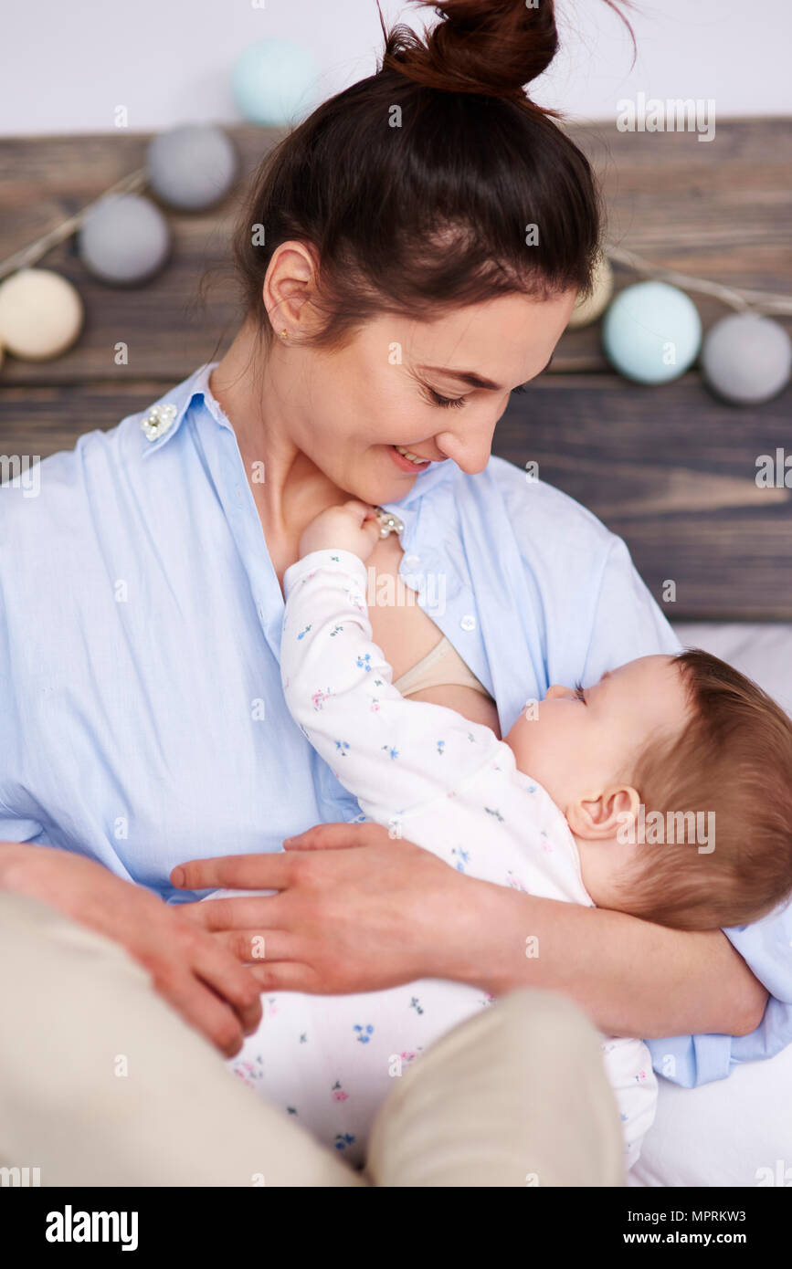 Mère d'allaiter son bébé Banque D'Images