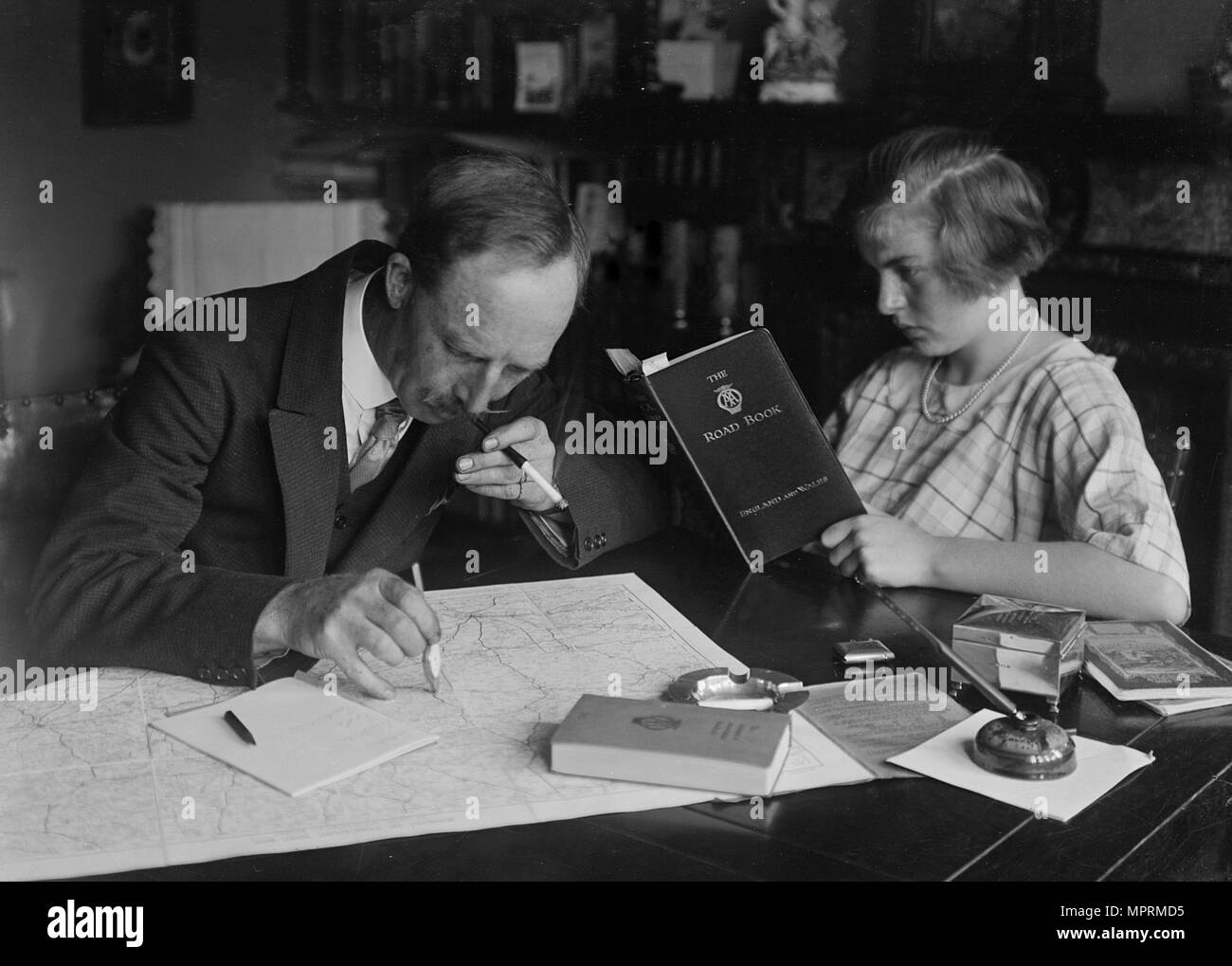 Automobile britannique Bill photographe Brunell avec son pilote de rallye fille Kitty, c1930. Artiste : Bill Brunell. Banque D'Images