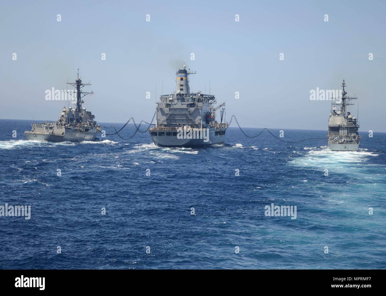 170412-N-FO714-0033 EAUX AU LARGE DE LA CÔTE SUD DE LA CALIFORNIE (12 avril 2017) La classe Arleigh Burke destroyer lance-missiles USS Chafee (DDG 90) et la classe Ticonderoga croiseur lance-missiles USS Princeton (CG 59) conduite d'un ravitaillement en mer avec l'USNS lubrificateur reconstitution de la flotte du Yukon (T-AO 202) tandis que la réalisation d'une formation en cours d'exercice de l'unité composite (COMPTUEX) avec le groupe aéronaval du Nimitz en préparation pour un prochain déploiement. COMPTUEX teste la préparation aux missions de la grève actifs du groupe grâce à une simulation des scénarios du monde réel et leur capacité à fonctionner comme un Banque D'Images