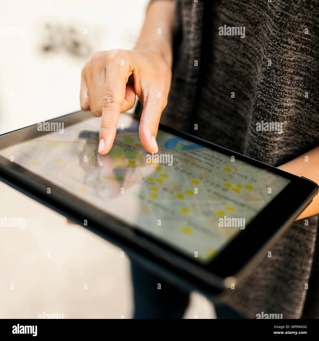 Close-up of woman using tablet avec digital street map Banque D'Images