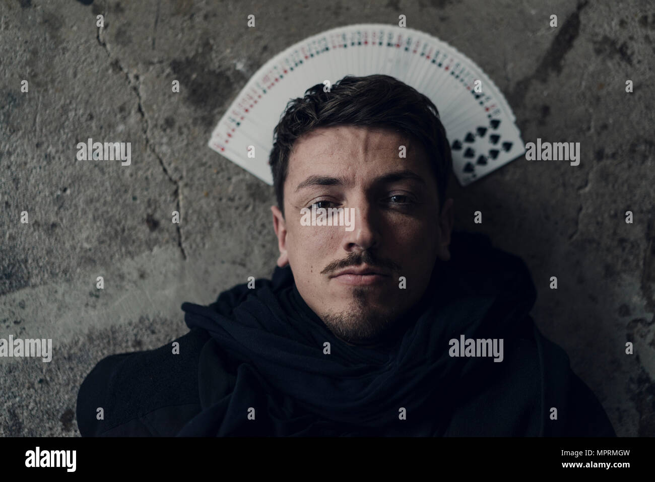 Portrait de magicien avec ventilateur de cartes olaying Banque D'Images