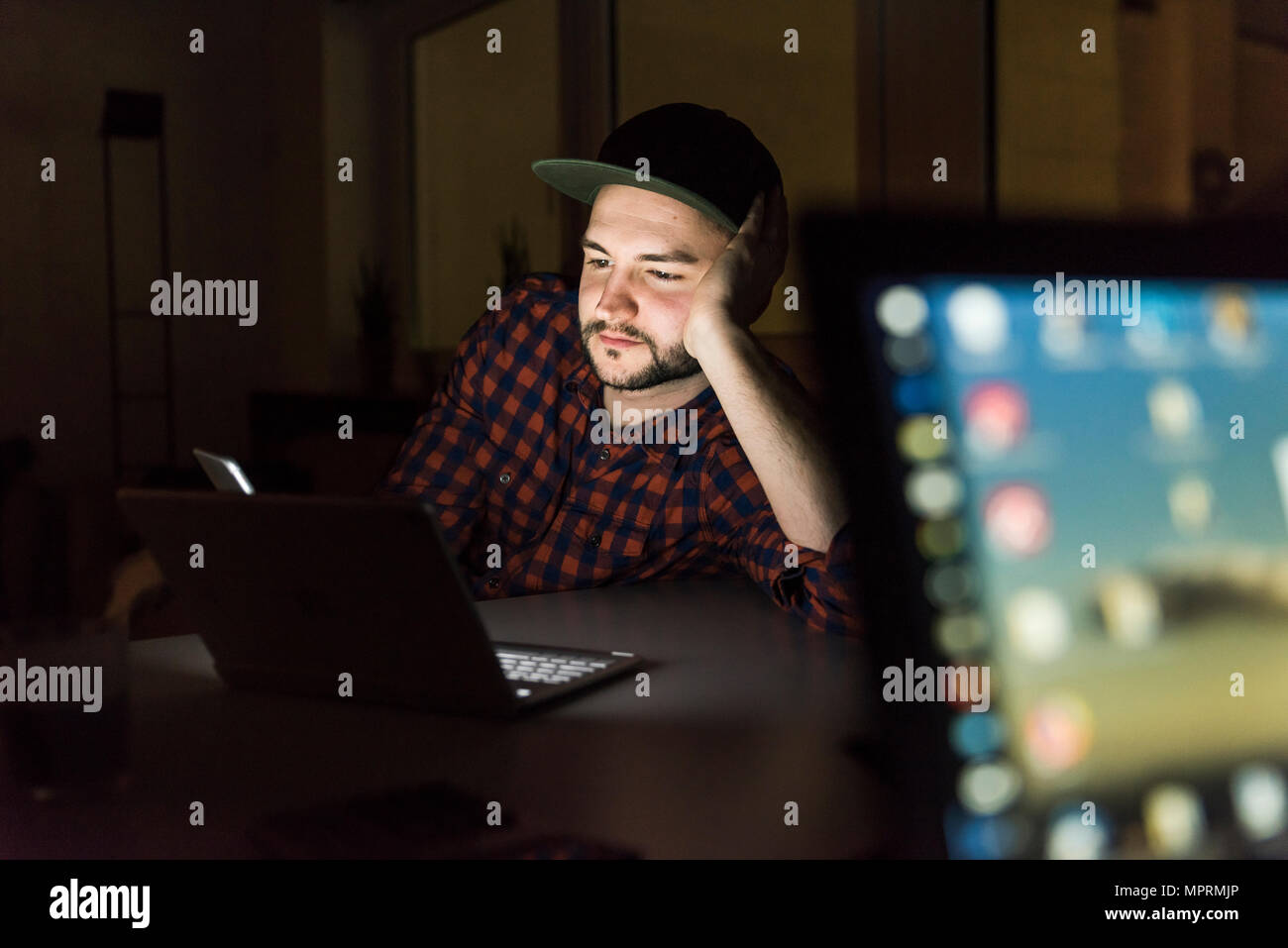 Portrait de pigiste travaillant de nuit in office Banque D'Images