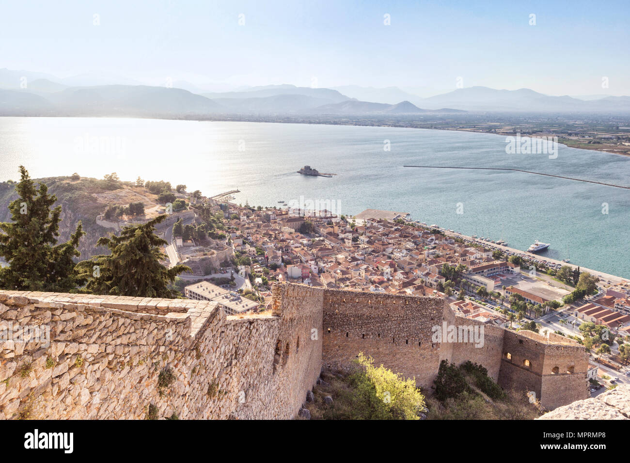 La Grèce, le Péloponnèse, l'Argolide, Nauplie, Akronauplia à vue à partir de la vieille ville et le château de Bourtzi Banque D'Images