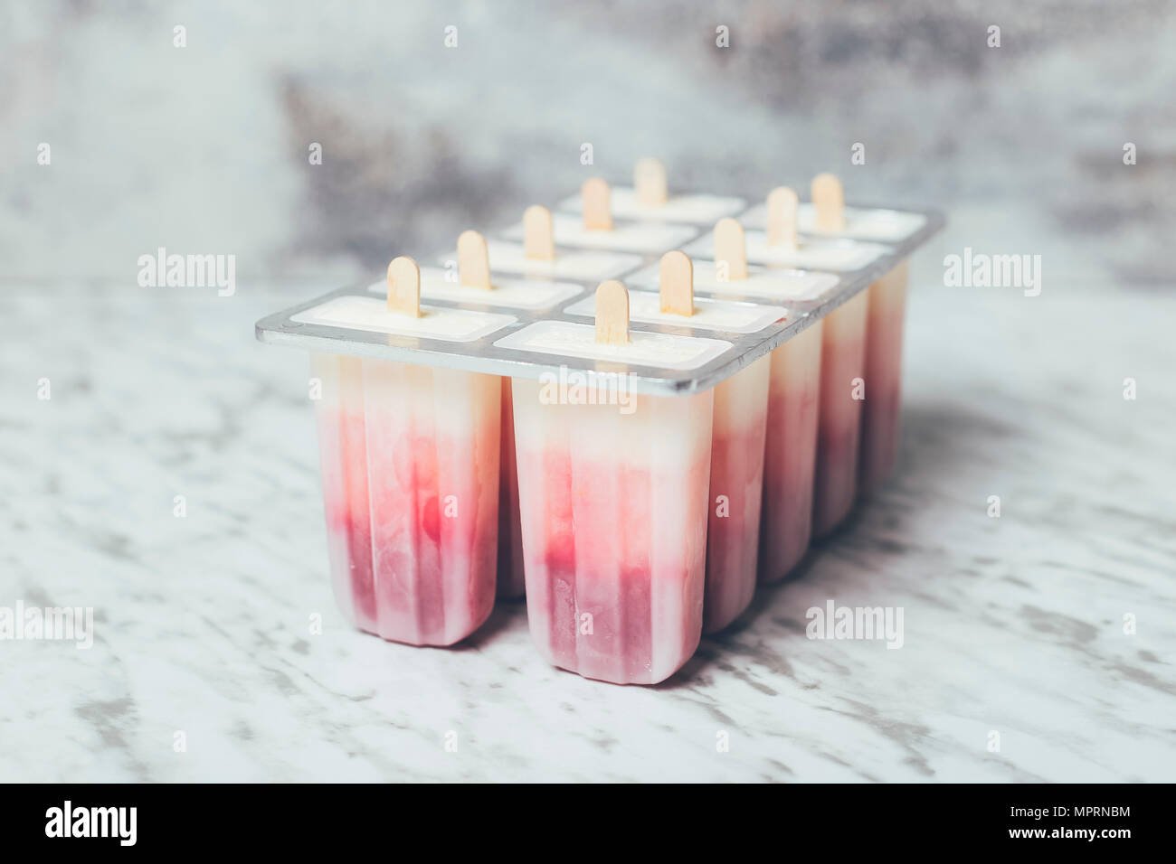 Des sucettes glacées au yogourt et aux fraises Banque D'Images