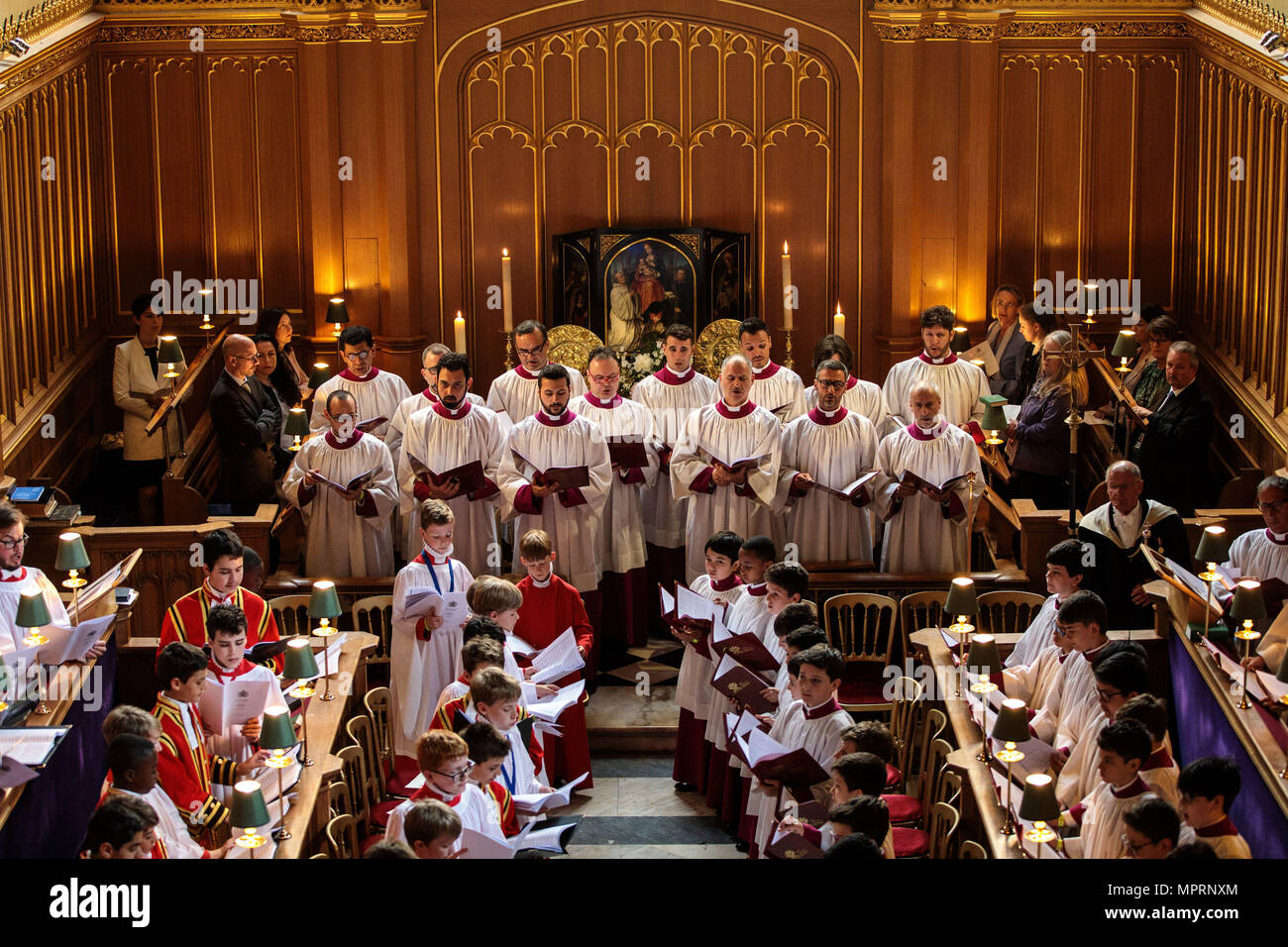 La Capella Musicale Pontificia (CMP), la Chorale du Pape, également connu sous le Chœur de la Chapelle Sixtine, chanter avec la Chorale de la chapelle royale, à la Chapelle Royale, St James's Palace à Londres. Banque D'Images